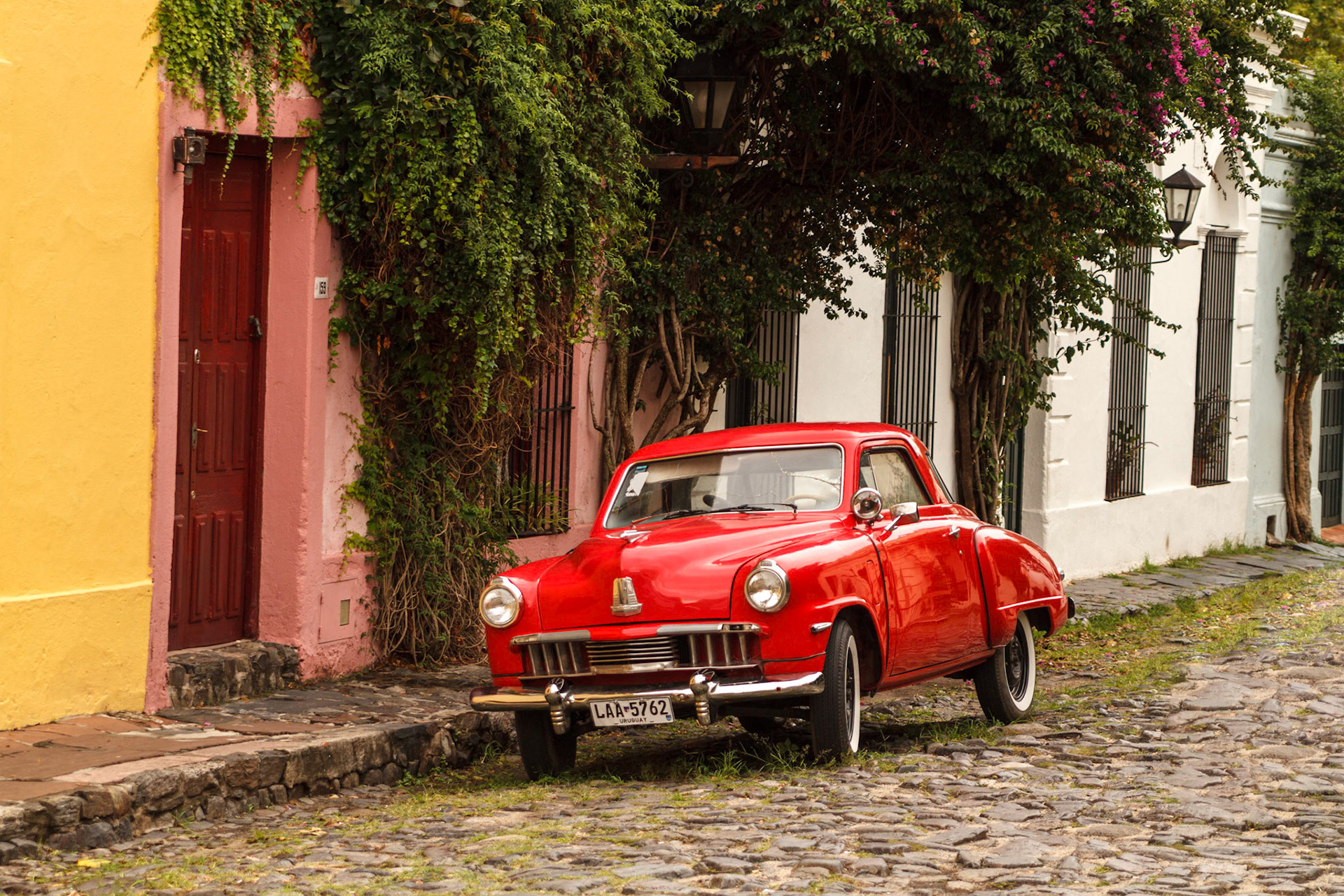 Old car in alley - Montedevideo, Uruguay