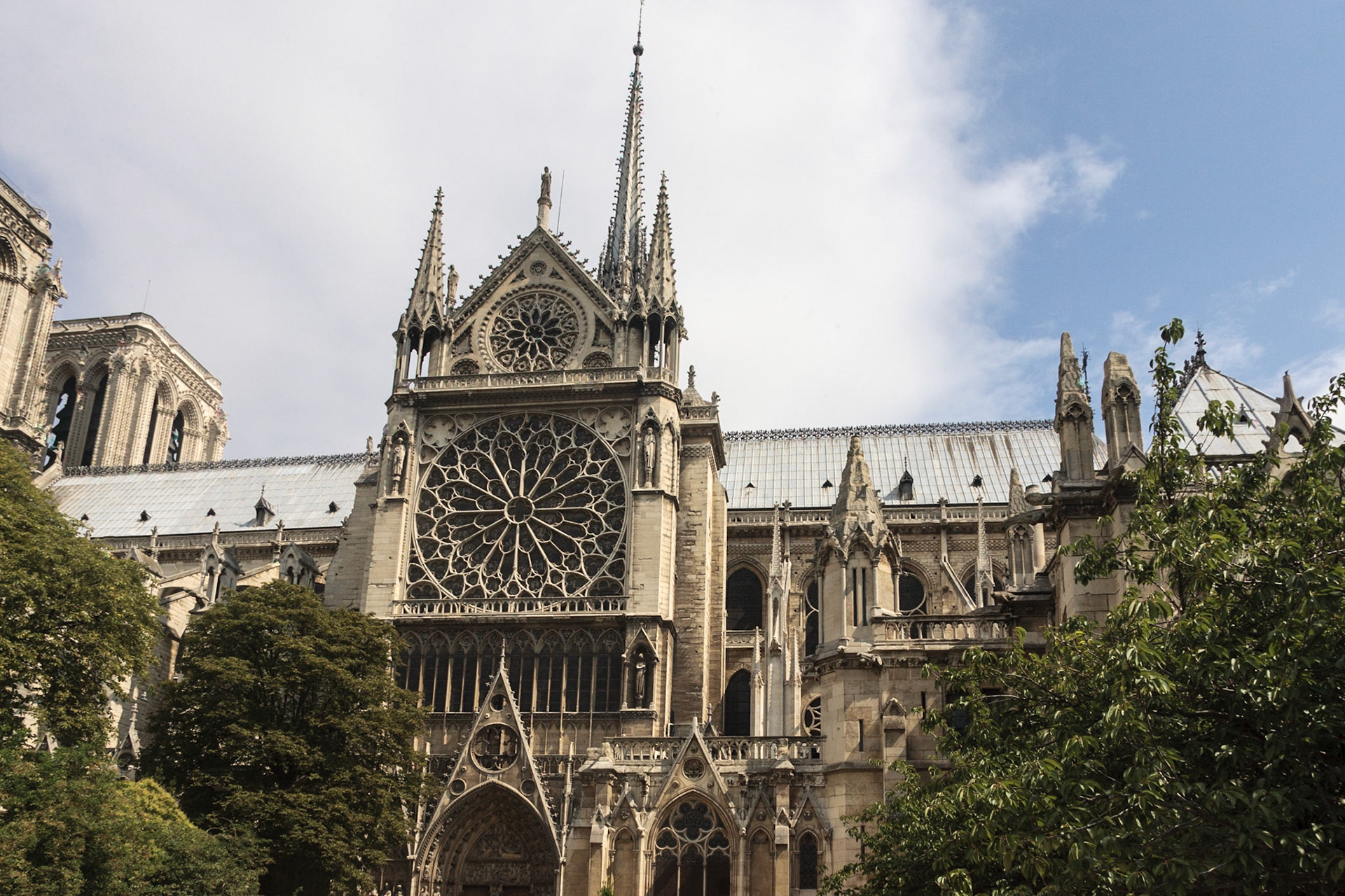 Side view of Cathédrale Notre-Dame de Paris - Paris, France