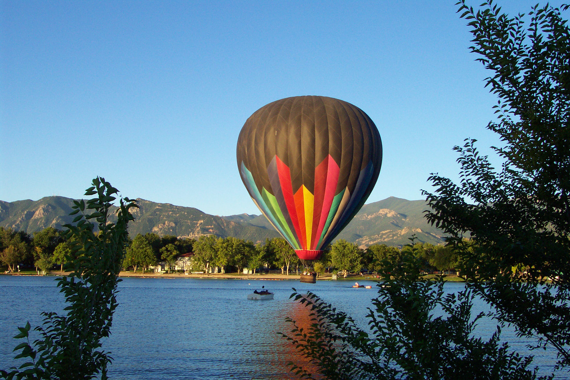 Challenge, kiss the lake - Hot Air Balloon Festival, Colorado Springs, Colorado
