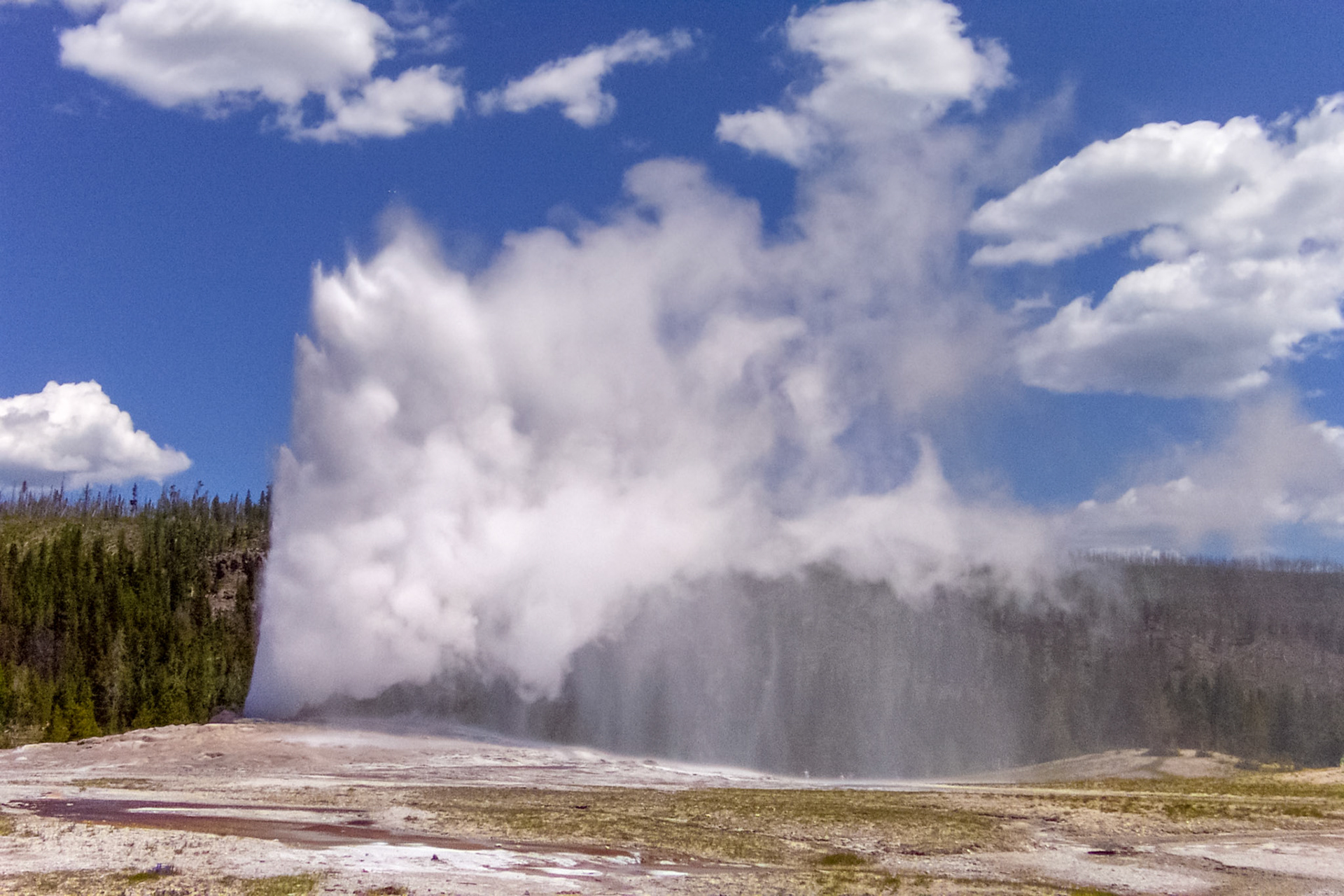Old Faithful geyser - Yellowstone National Park, Wyoming