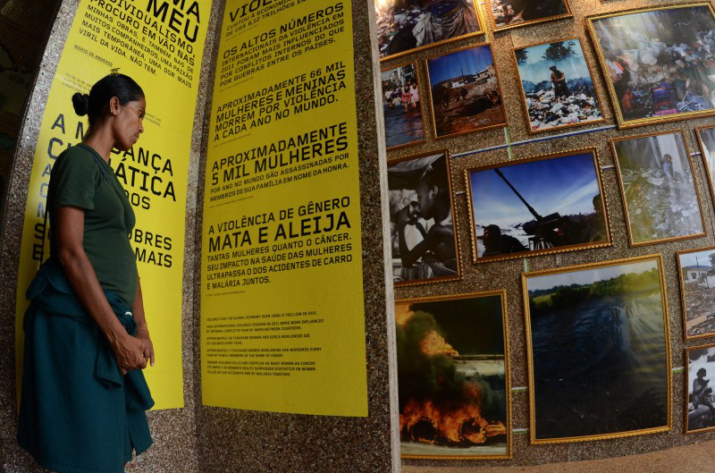 visitante e painel da sala Mundo Dividido | foto: Fabiano Veneza