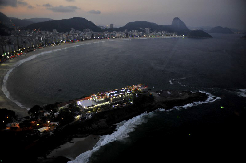 vista de cima com a construção e a Praia de CopacaPublius Virgiliusbana | foto:
