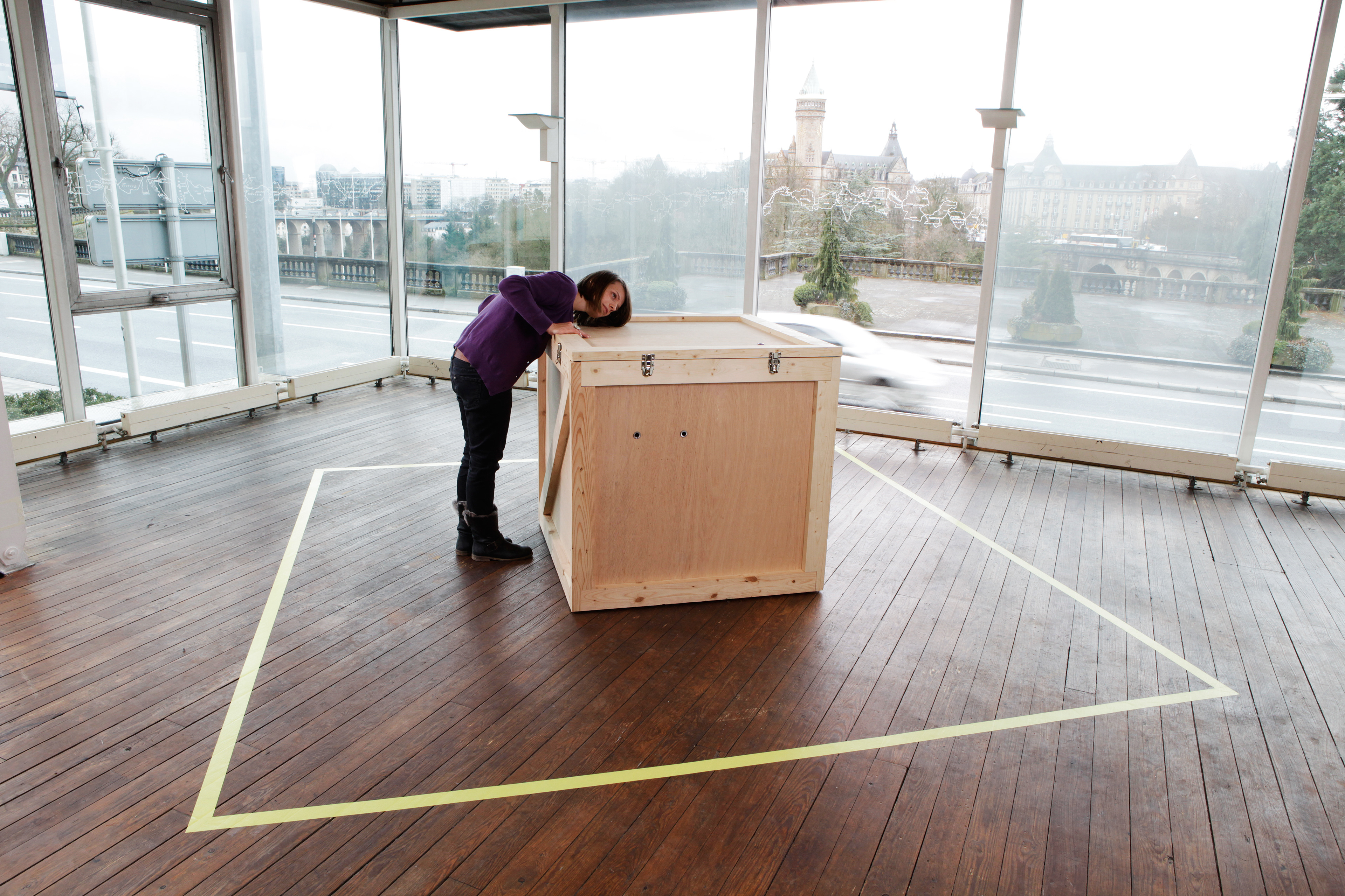 Chroniques d'Un Vide / the white box (CA, LU, BE, 2010) | The travelling, recording & broadcasting box