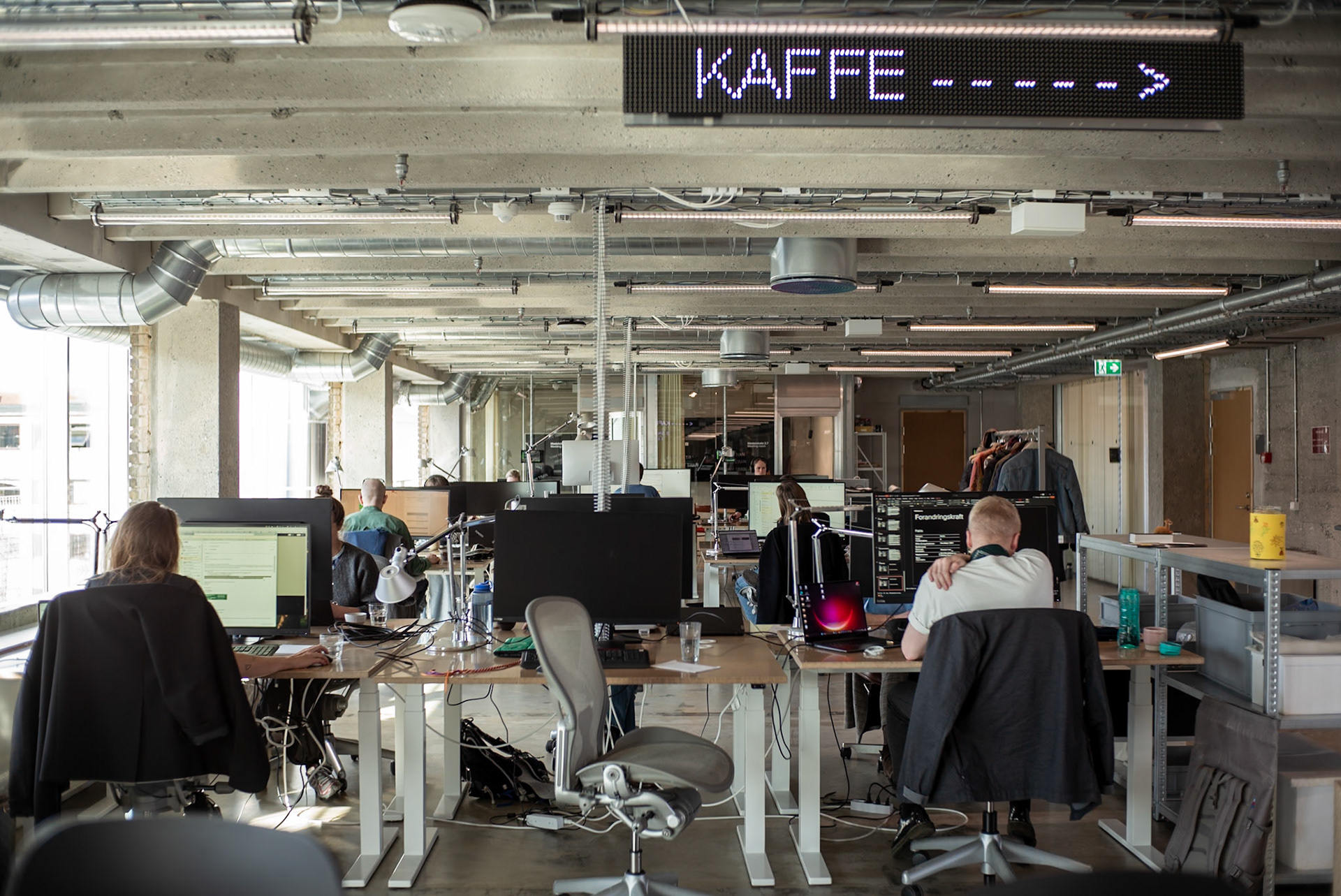 Skilte i lofter - her til kaffe