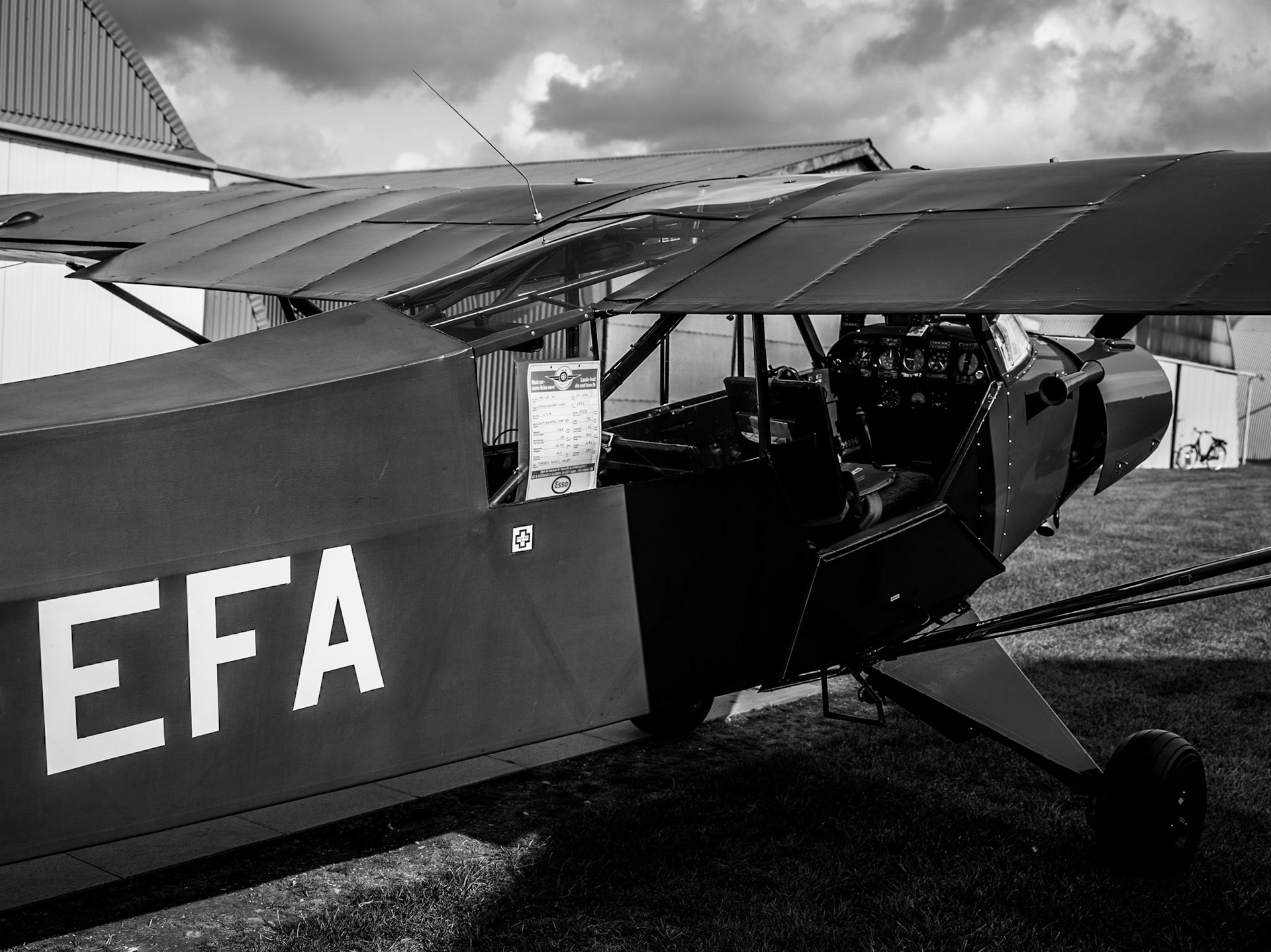OY-EFA Cockpit I
