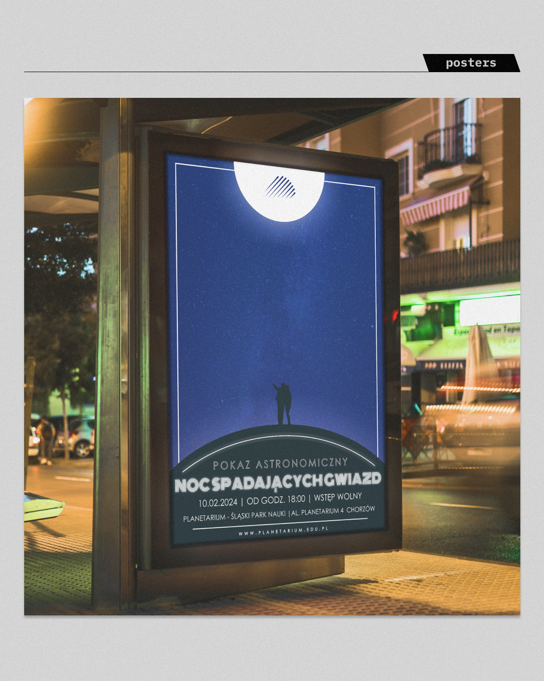 Projekt plakatu reklamowego eksponowany w przestrzeni miejskiej (citylight) na przystanku autobusowym. Grafika promująca wydarzenie "Noc Spadających Gwiazd" w Planetarium Śląskim. Nastrojowa, granatowa kompozycja wyróżniająca się w nocnym krajobrazie miasta, łącząca funkcję informacyjną z budowaniem klimatu tajemnicy.