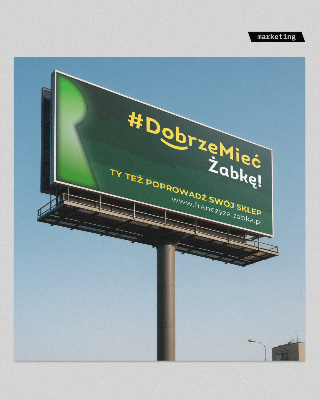 Wielkoformatowy billboard reklamowy (outdoor) na tle nieba. Projekt graficzny oparty na zasadzie "mniej znaczy więcej" – wyrazisty sygnet, hasło kampanii i wezwanie do działania (CTA). Demonstracja umiejętności skalowania identyfikacji wizualnej i tworzenia projektów marketingowych o wysokim zasięgu i czytelności z dużej odległości.