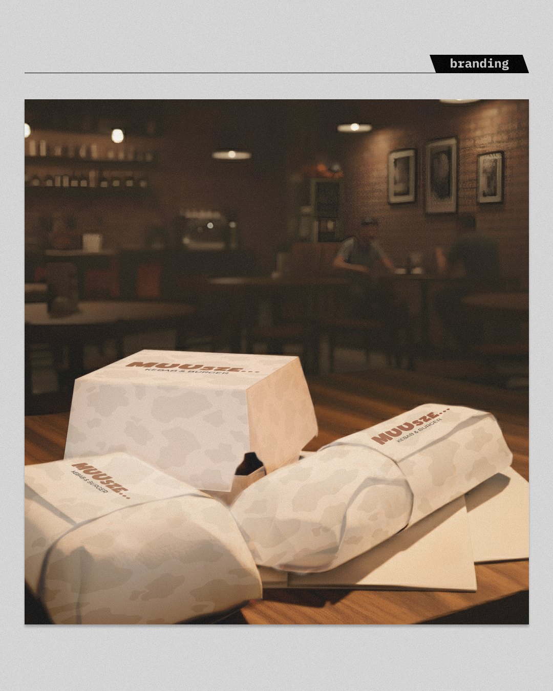 Kompleksowy projekt opakowań (packaging design) dla gastronomii. Spójny system wizualny (pattern i logo) zastosowany na pudełkach i papierze, budujący profesjonalny wizerunek produktu "na wynos". Wizualizacja brandingu w praktycznym użyciu, łącząca atrakcyjną grafikę z funkcją marketingową.