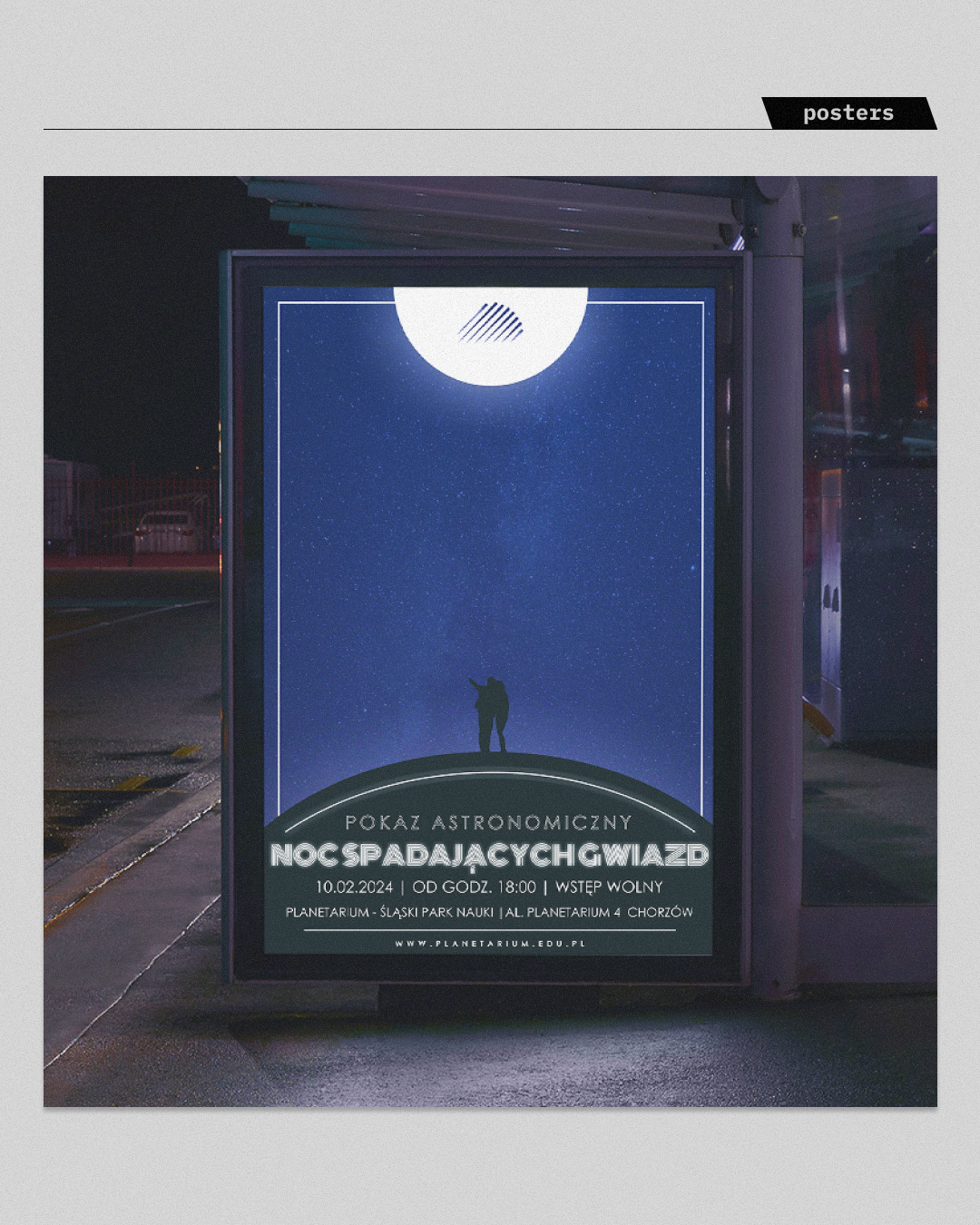 Minimalistyczny projekt graficzny plakatu astronomicznego utrzymany w estetyce "flat design". Centralna kompozycja z motywem ciała niebieskiego i sylwetkami obserwatorów, wprowadzająca odbiorcę w kontemplacyjny nastrój. Zastosowanie stylizowanej, nowoczesnej typografii w tytule "NOC SPADAJĄCYCH GWIAZD" podkreślającej futurystyczny charakter wydarzenia.