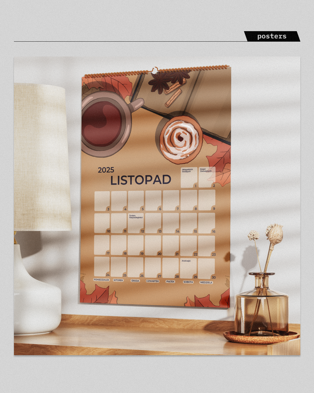 Wizualizacja gotowego produktu w realistycznym oświetleniu dziennym. Kalendarz ścienny jako funkcjonalny element ozdobny. Projekt łączący sztukę ilustracji z wymogami użytkowymi (czytelność dat), celujący w rynek dóbr konsumenckich i prezentowych.