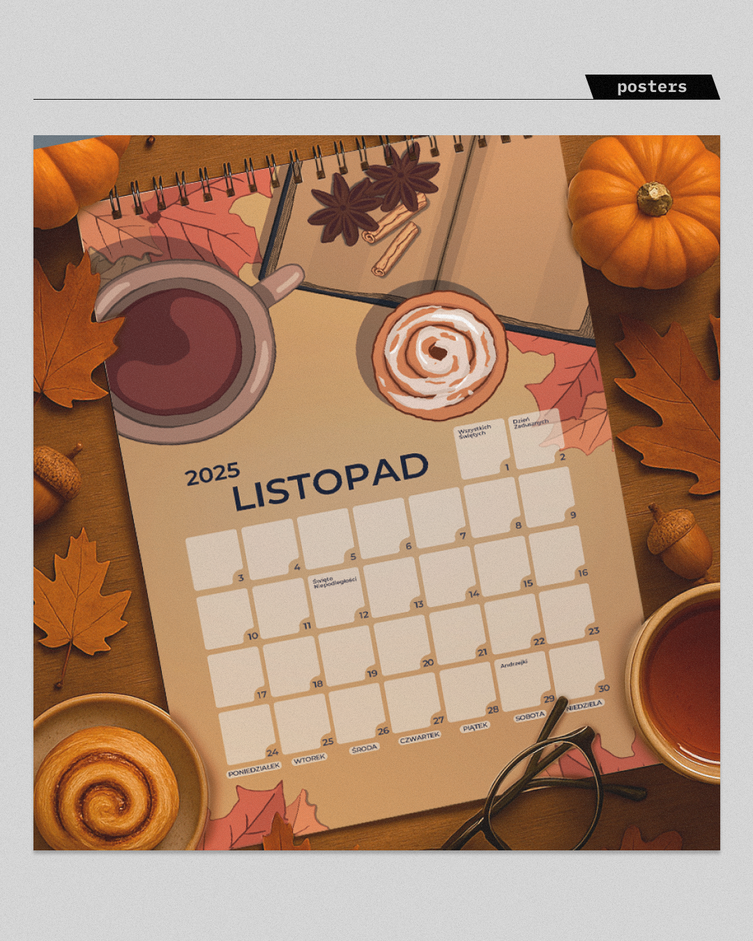 Szczegółowy widok projektu graficznego w kompozycji typu flat lay na drewnianym stole. Kalendarz otoczony jesiennymi rekwizytami, eksponujący autorską ilustrację cyfrową i czytelny układ typograficzny (grid). Przykład designu artykułów papierniczych (stationery design), który buduje nastrój i emocjonalną więź z użytkownikiem.