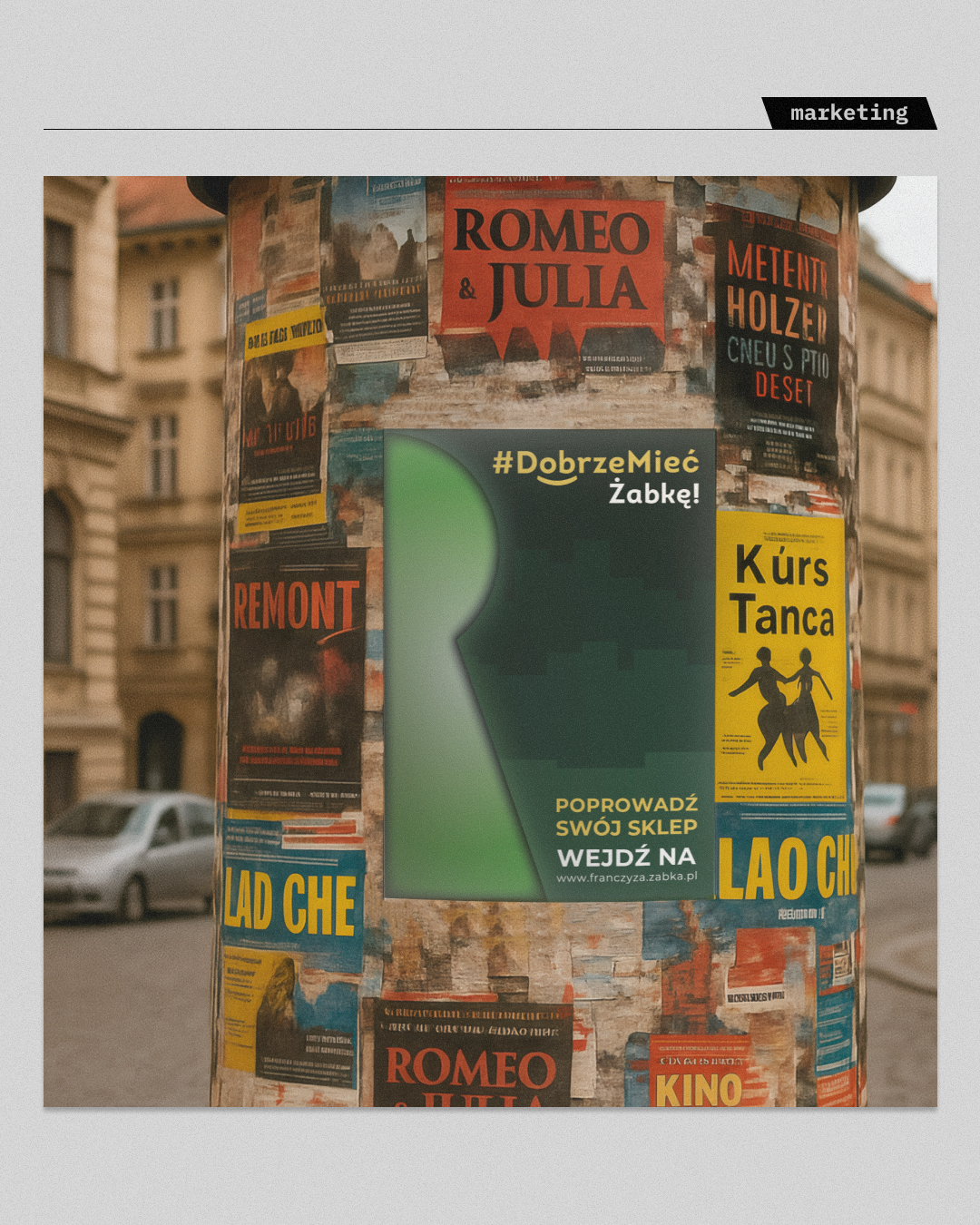 Projekt plakatu reklamowego w przestrzeni miejskiej (słup ogłoszeniowy) dla kampanii franczyzowej Żabka – #DobrzeMiećŻabkę. Nowoczesna, minimalistyczna grafika kontrastująca z otoczeniem, wykorzystująca mocny branding i czytelną typografię. Przykład skutecznego projektowania OOH (Out of Home), które przyciąga uwagę w zatłoczonej przestrzeni publicznej.