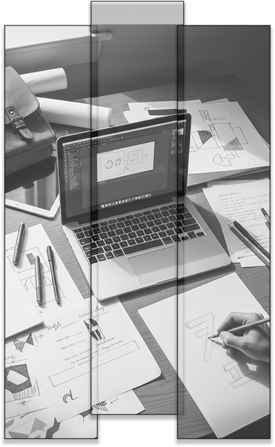 Kreatywny warsztat pracy (workspace) – widok z góry na biurko typu flat lay. Laptop z otwartym schematem projektu w otoczeniu ręcznych szkiców, ołówków i notatek. Wizualizacja procesu "od koncepcji do realizacji", łącząca tradycyjny szkic z cyfrowym projektowaniem i strategią marki.