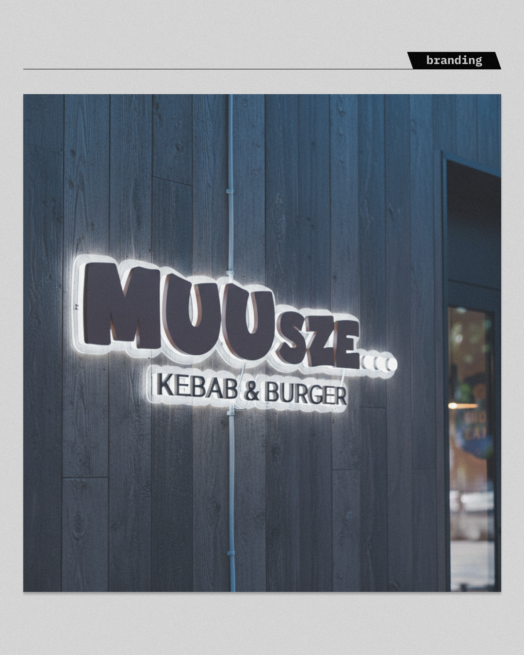 Realizacja identyfikacji wizualnej w przestrzeni fizycznej (signage). Projekt neonu i oznakowania zewnętrznego dla marki gastronomicznej "MUUSZE...". Przykład budowania rozpoznawalności lokalu poprzez nowoczesną typografię i design zintegrowany z architekturą budynku.