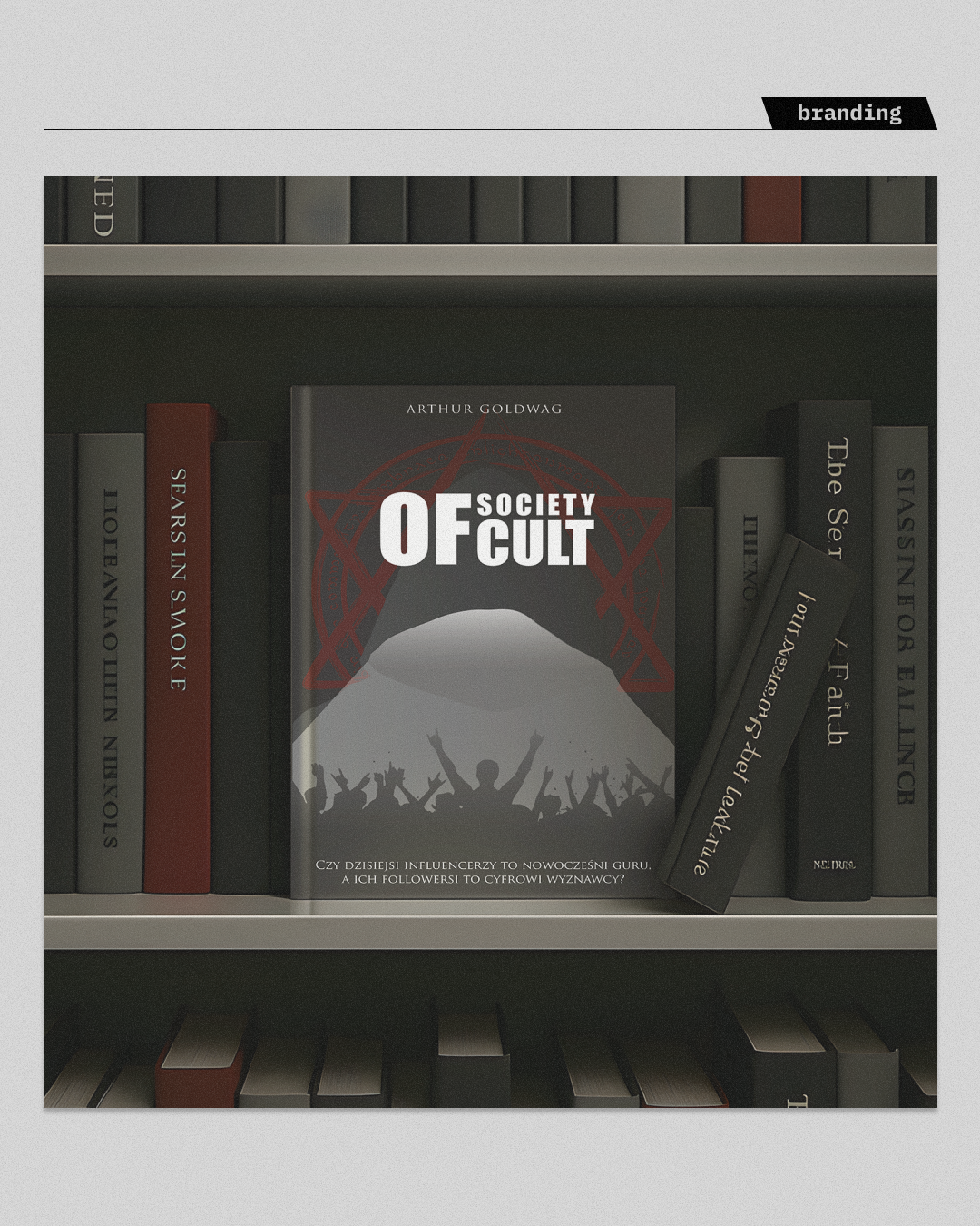 Dynamiczna, artystyczna wizualizacja 3D dwóch lewitujących obiektów (książek). Projekt graficzny utrzymany w mrocznej, wysokokontrastowej estetyce, łączący surową ilustrację tłumu z geometrycznymi, czerwonymi akcentami i wyrazistą, nowoczesną typografią. Przykład odważnego konceptu wizualnego w sztuce użytkowej.