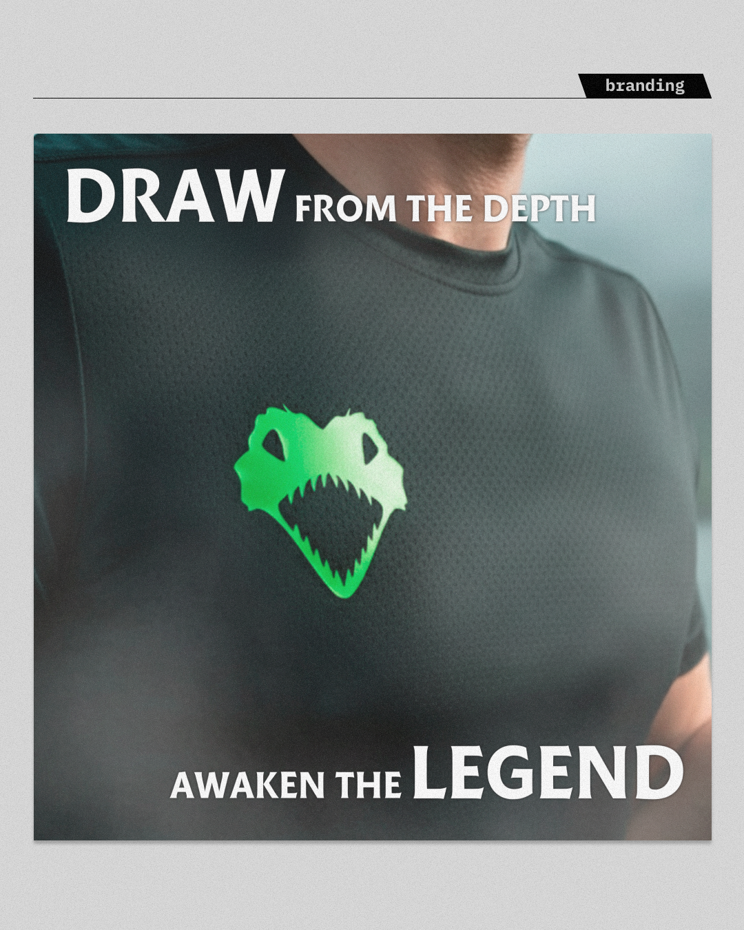 Wizualizacja brandingu na odzieży technicznej (apparel design). Koszulka sportowa z centralnie umieszczonym sygnetem i typografią hasła kampanii "Awaken the Legend". Demonstracja skalowalności znaku firmowego i jego czytelności w zastosowaniu na produktach fizycznych (merchandise).