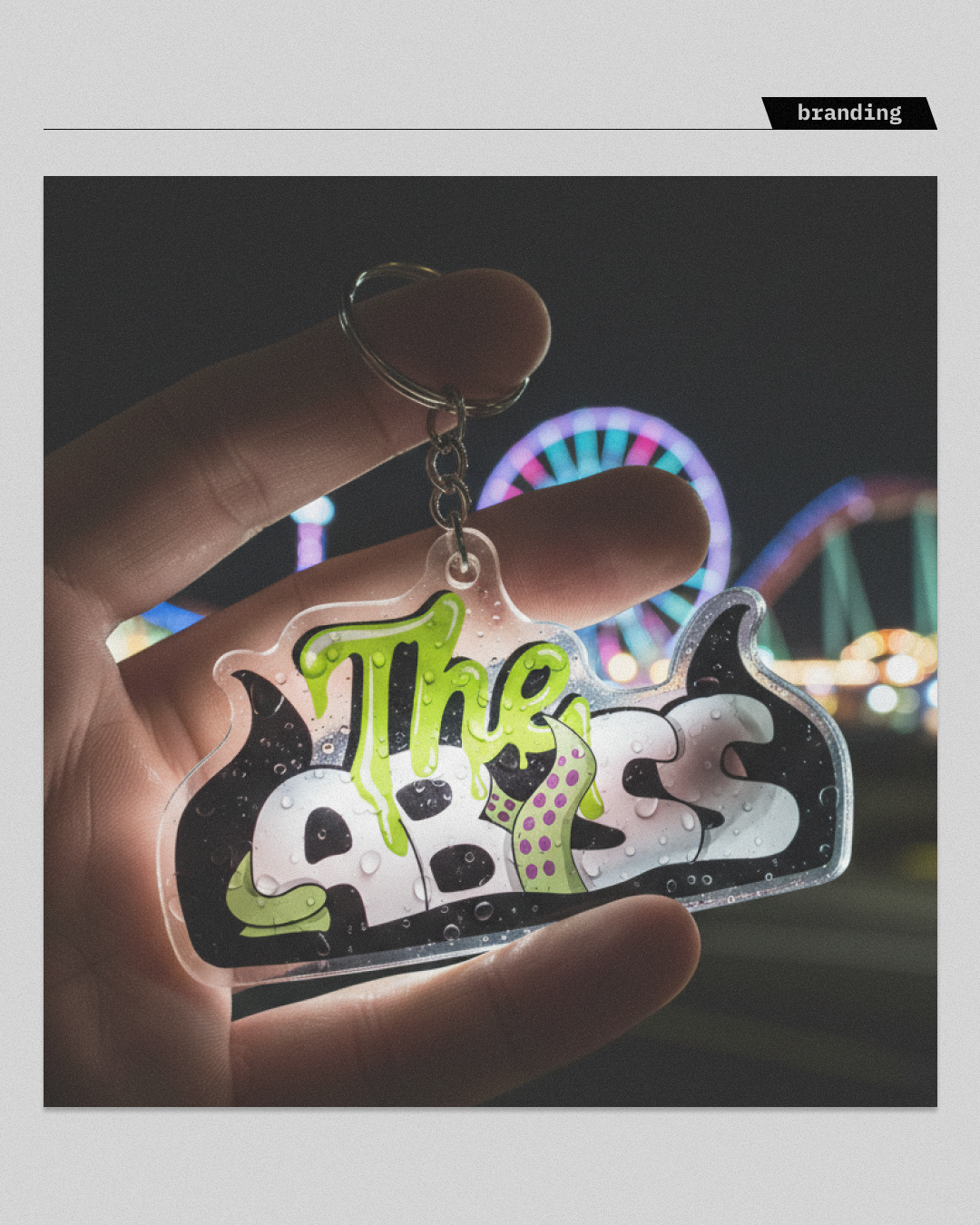 Projekt gadżetu reklamowego (merchandise) dla parku rozrywki. Transparentny brelok z logotypem "The Abyss", wykorzystujący niestandardowy kształt i żywą kolorystykę. Realizacja pokazująca umiejętność projektowania atrakcyjnych pamiątek (souvenirs), które budują przywiązanie do marki po zakończonym wydarzeniu.