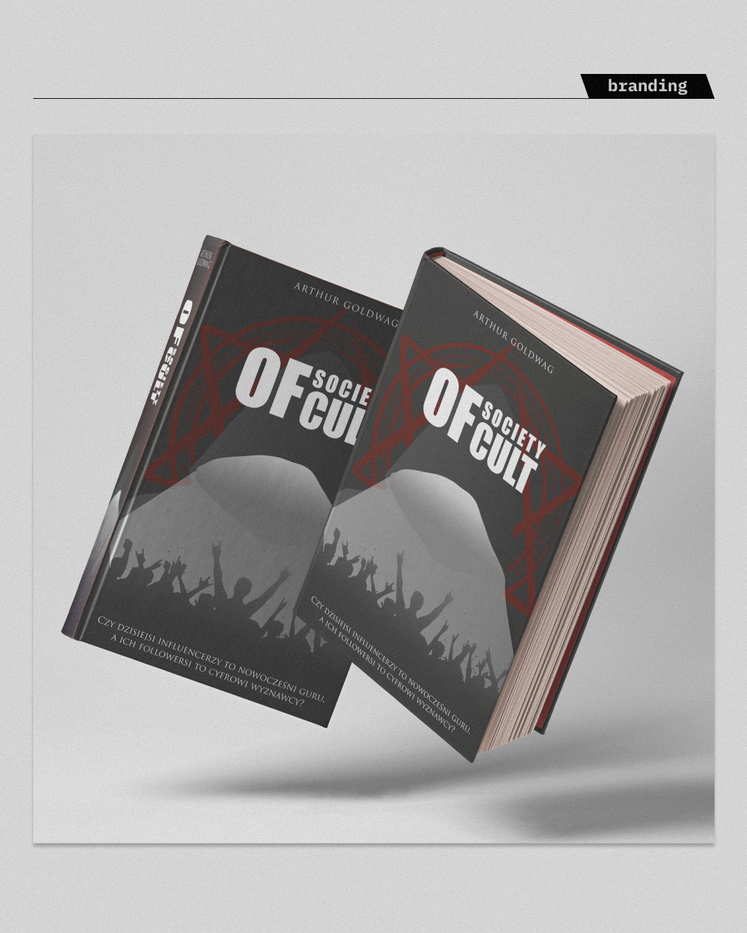 Dynamiczna, artystyczna wizualizacja 3D dwóch lewitujących obiektów (książek). Projekt graficzny utrzymany w mrocznej, wysokokontrastowej estetyce, łączący surową ilustrację tłumu z geometrycznymi, czerwonymi akcentami i wyrazistą, nowoczesną typografią. Przykład odważnego konceptu wizualnego w sztuce użytkowej.