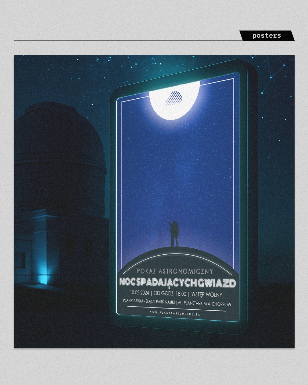 Nowoczesny nośnik cyfrowy (digital signage) prezentujący plakat wydarzenia na tle kopuły obserwatorium. Projekt graficzny wykorzystujący wysoki kontrast i minimalistyczną ilustrację (sylwetki na tle nieba), zoptymalizowany pod ekrany emitujące światło. Przykład spójnego brandingu instytucji kultury w jej fizycznej lokalizacji.