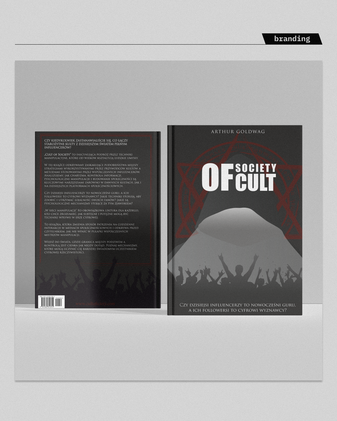 Kompletna kompozycja graficzna rozkładówki (przód, tył i grzbiet) zaprezentowana na płasko. Ukazuje spójną wizję artystyczną, gdzie ilustracja, typografia i układ treści tworzą jednolitą, przemyślaną całość. Dowód wszechstronnych umiejętności projektowania złożonych form graficznych i budowania narracji wizualnej.