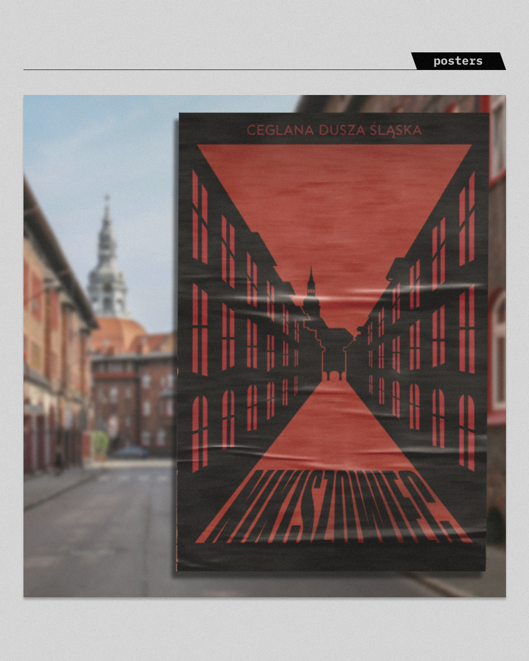 Projekt plakatu Ceglana Dusza Śląska na tle ulicy i kościoła w dzielnicy Katowice - Nikiszowiec