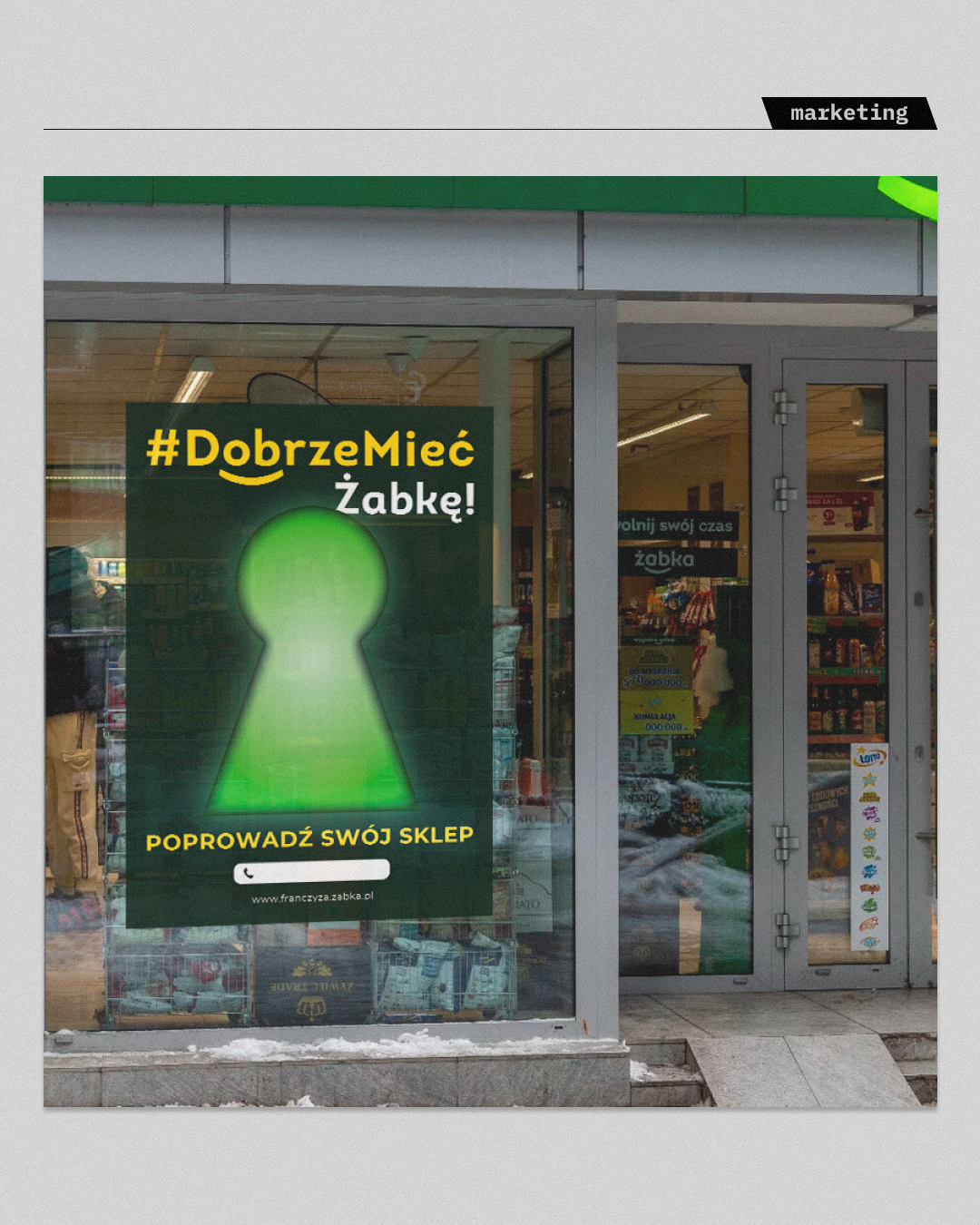 Witryna sklepowa z zaaplikowanym plakatem promocyjnym (materiał POS). Projekt graficzny zintegrowany z fizyczną przestrzenią wejścia do sklepu, budujący spójne doświadczenie marki (brand experience). Realizacja łącząca estetykę użytkową z funkcją informacyjną w bezpośrednim kontakcie z klientem biznesowym i detalicznym.