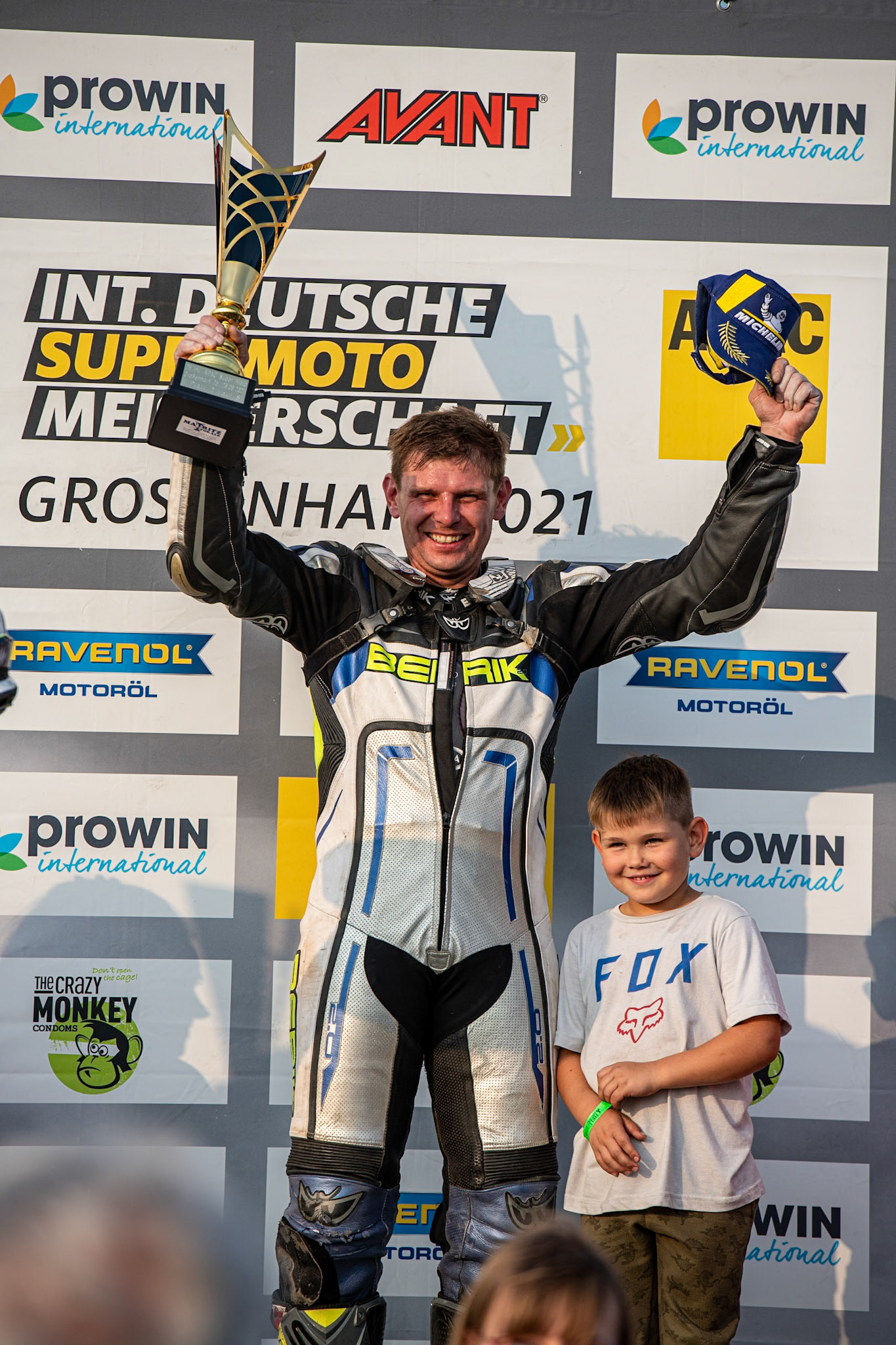 Auf dem 1500 m langen und schnellsten Kurs in Deutschland werden über 200 Teilnehmer erwartet. Bei den Rennen werden die Sieger in der Meisterschaft S1 und die DMSB Super Moto Meisterschaft S2 sowie dem DMSB SuperMoto Pokal S3 und der SuperMoto Trophy S4 Nord/Süd ermittelt.Niko Haubensack in der Klasse Ü40 mit der Startnummer #28 aus Filderstadt (DEU)