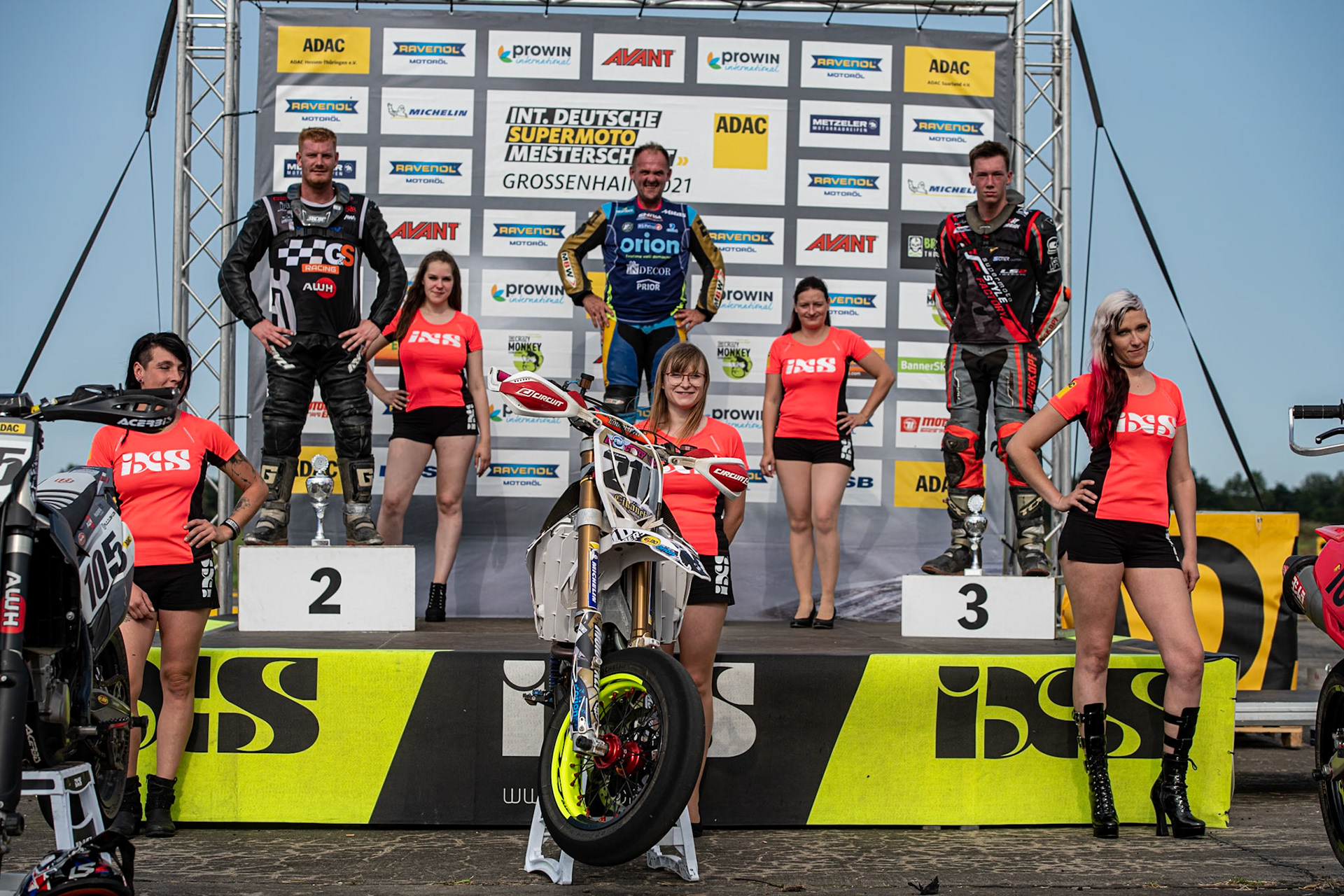 Auf dem 1500 m langen und schnellsten Kurs in Deutschland werden über 200 Teilnehmer erwartet. Bei den Rennen werden die Sieger in der Meisterschaft S1 und die DMSB Super Moto Meisterschaft S2 sowie dem DMSB SuperMoto Pokal S3 und der SuperMoto Trophy S4 Nord/Süd ermittelt.Florian Chladek in der Klasse S5 mit der Startnummer #105 aus Bingen (DEU), Max Bartschat in der Klasse S3 mit der Startnummer #21 aus Lüchow (DEU), Lorenz Hauser in der Klasse Y mit der Startnummer #104 aus Erfurt (DEU)