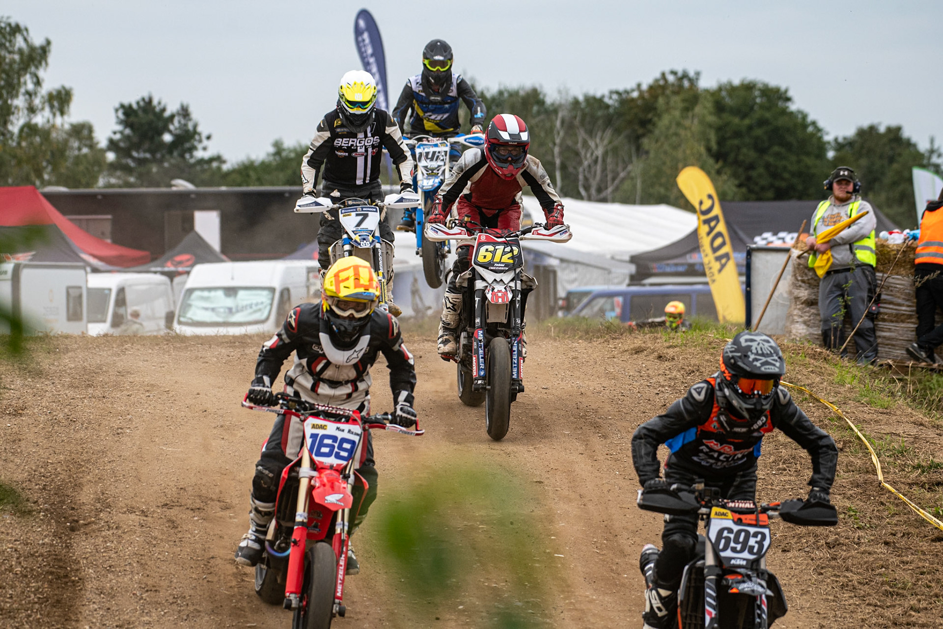 Auf dem 1500 m langen und schnellsten Kurs in Deutschland werden über 200 Teilnehmer erwartet. Bei den Rennen werden die Sieger in der Meisterschaft S1 und die DMSB Super Moto Meisterschaft S2 sowie dem DMSB SuperMoto Pokal S3 und der SuperMoto Trophy S4 Nord/Süd ermittelt.Sarah Hermanns in der Klasse S4 mit der Startnummer #693 aus Bottrop (DEU), Maik Rolsing in der Klasse S4 mit der Startnummer #169 aus Drensteinfurt (DEU), Tobias Jacobs in der Klasse S4 mit der Startnummer #612 aus Hohen Neuendorf (DEU)