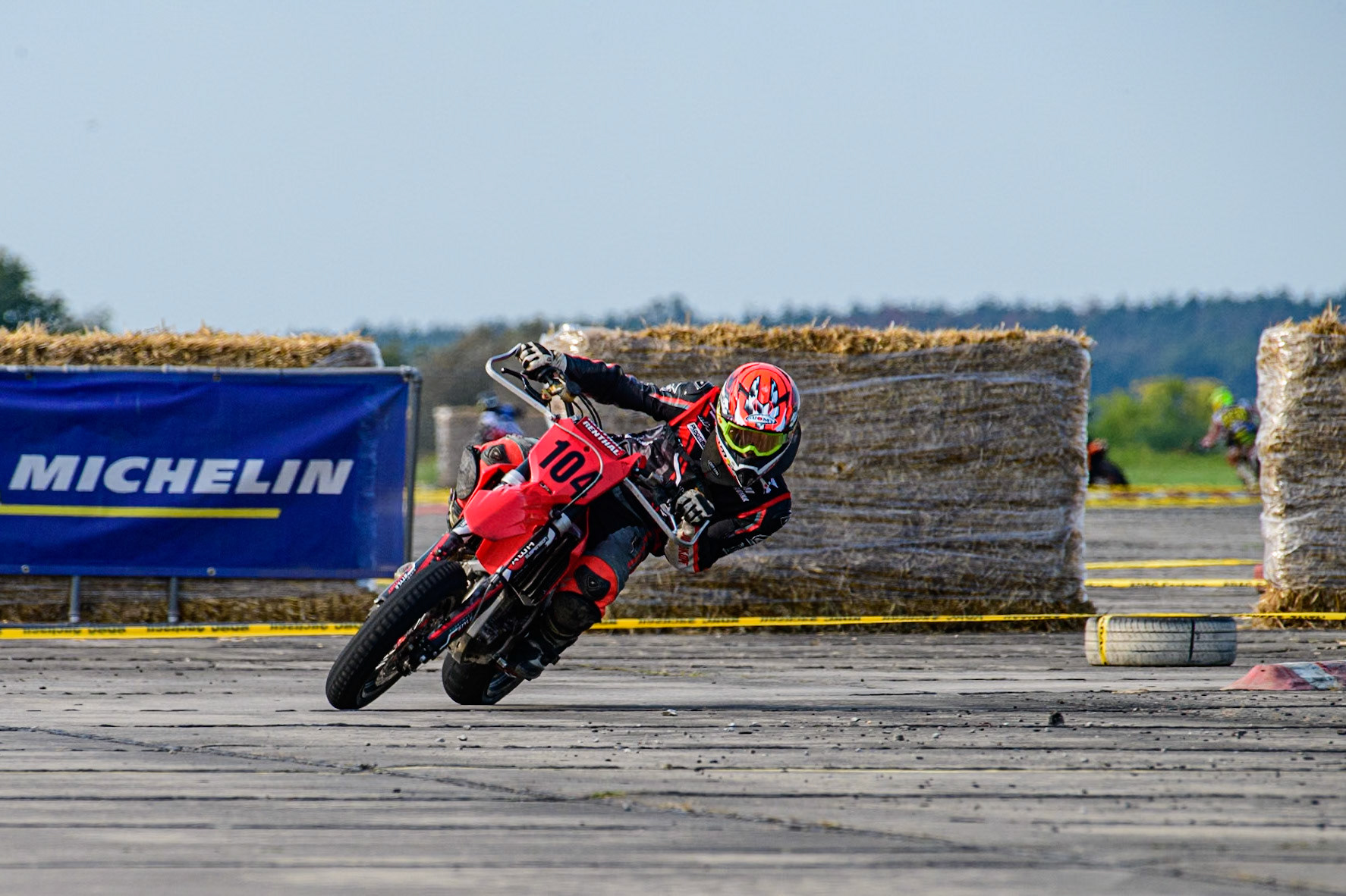 Auf dem 1500 m langen und schnellsten Kurs in Deutschland werden über 200 Teilnehmer erwartet. Bei den Rennen werden die Sieger in der Meisterschaft S1 und die DMSB Super Moto Meisterschaft S2 sowie dem DMSB SuperMoto Pokal S3 und der SuperMoto Trophy S4 Nord/Süd ermittelt.Lorenz Hauser in der Klasse Y mit der Startnummer #104 aus Erfurt (DEU)