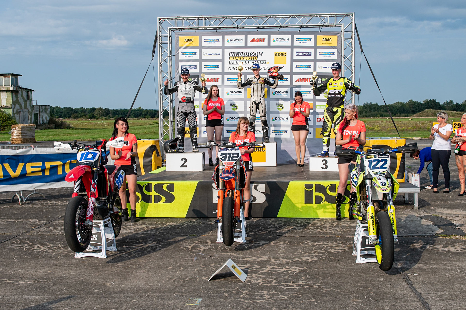 Auf dem 1500 m langen und schnellsten Kurs in Deutschland werden über 200 Teilnehmer erwartet. Bei den Rennen werden die Sieger in der Meisterschaft S1 und die DMSB Super Moto Meisterschaft S2 sowie dem DMSB SuperMoto Pokal S3 und der SuperMoto Trophy S4 Nord/Süd ermittelt.Tim Grieb in der Klasse S3 mit der Startnummer #10 aus Pohlheim (DEU), 312,  Lutz Hölig in der Klasse Ü40 mit der Startnummer #122 aus Lauter-Bernsbach (DEU)