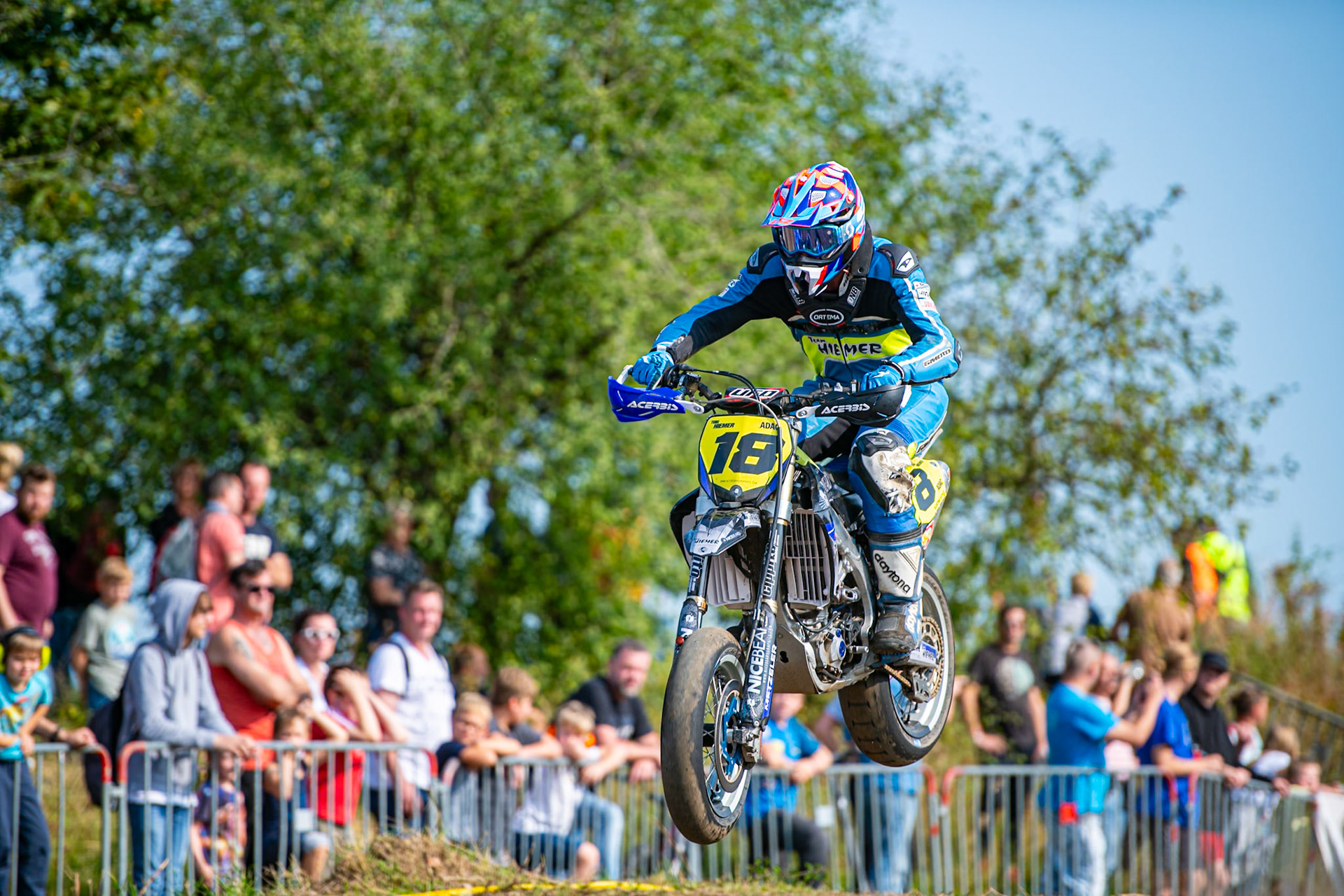 Auf dem 1500 m langen und schnellsten Kurs in Deutschland werden über 200 Teilnehmer erwartet. Bei den Rennen werden die Sieger in der Meisterschaft S1 und die DMSB Super Moto Meisterschaft S2 sowie dem DMSB SuperMoto Pokal S3 und der SuperMoto Trophy S4 Nord/Süd ermittelt.Tobias Hiemer in der Klasse S1 mit der Startnummer #18 aus Leutkirch (DEU)