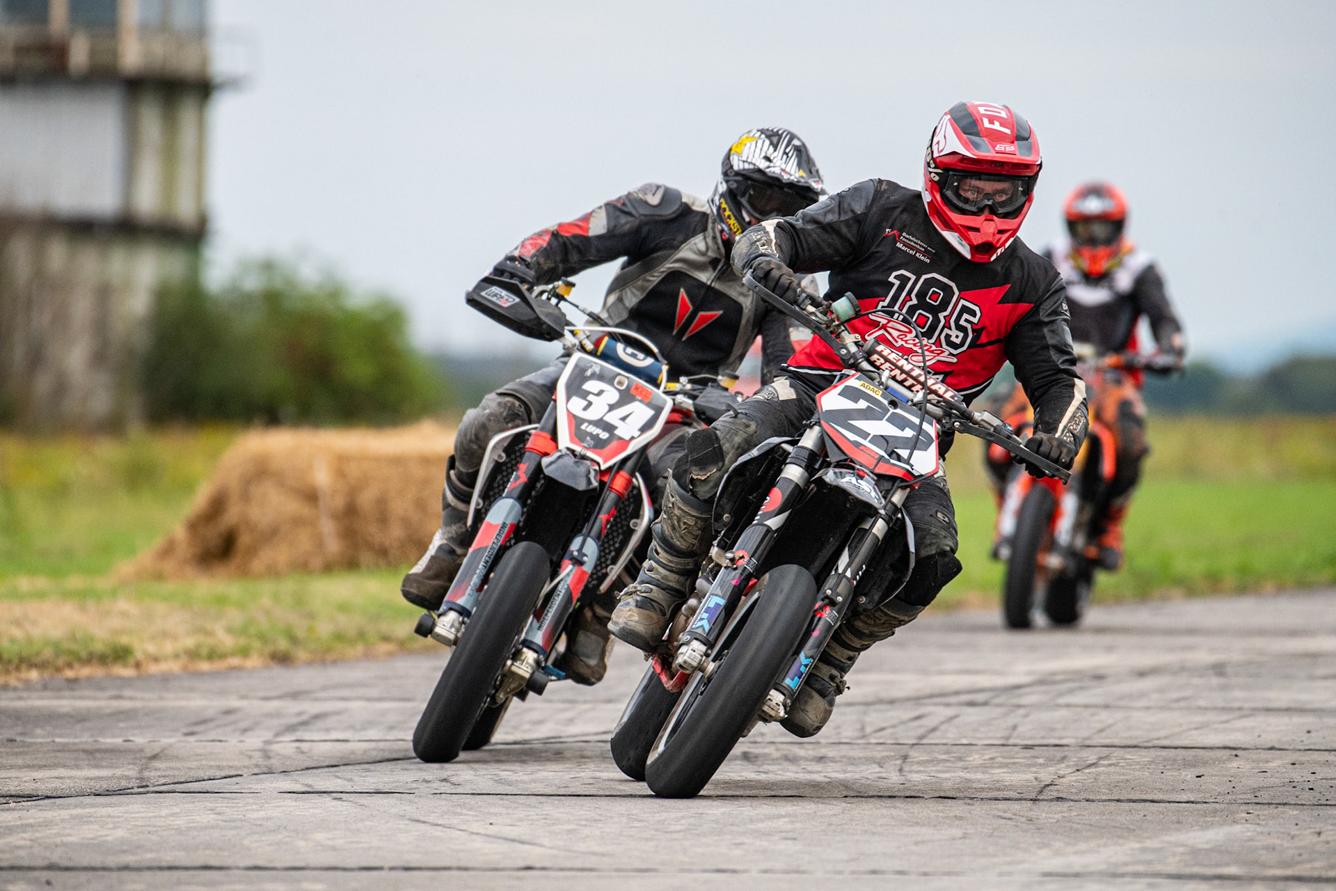 Auf dem 1500 m langen und schnellsten Kurs in Deutschland werden über 200 Teilnehmer erwartet. Bei den Rennen werden die Sieger in der Meisterschaft S1 und die DMSB Super Moto Meisterschaft S2 sowie dem DMSB SuperMoto Pokal S3 und der SuperMoto Trophy S4 Nord/Süd ermittelt.Lean Muherina in der Klasse R mit der Startnummer #22 aus Unterföhring (DEU), Erhard Sedlmeier in der Klasse S5 mit der Startnummer #34 aus Aschheim (DEU)