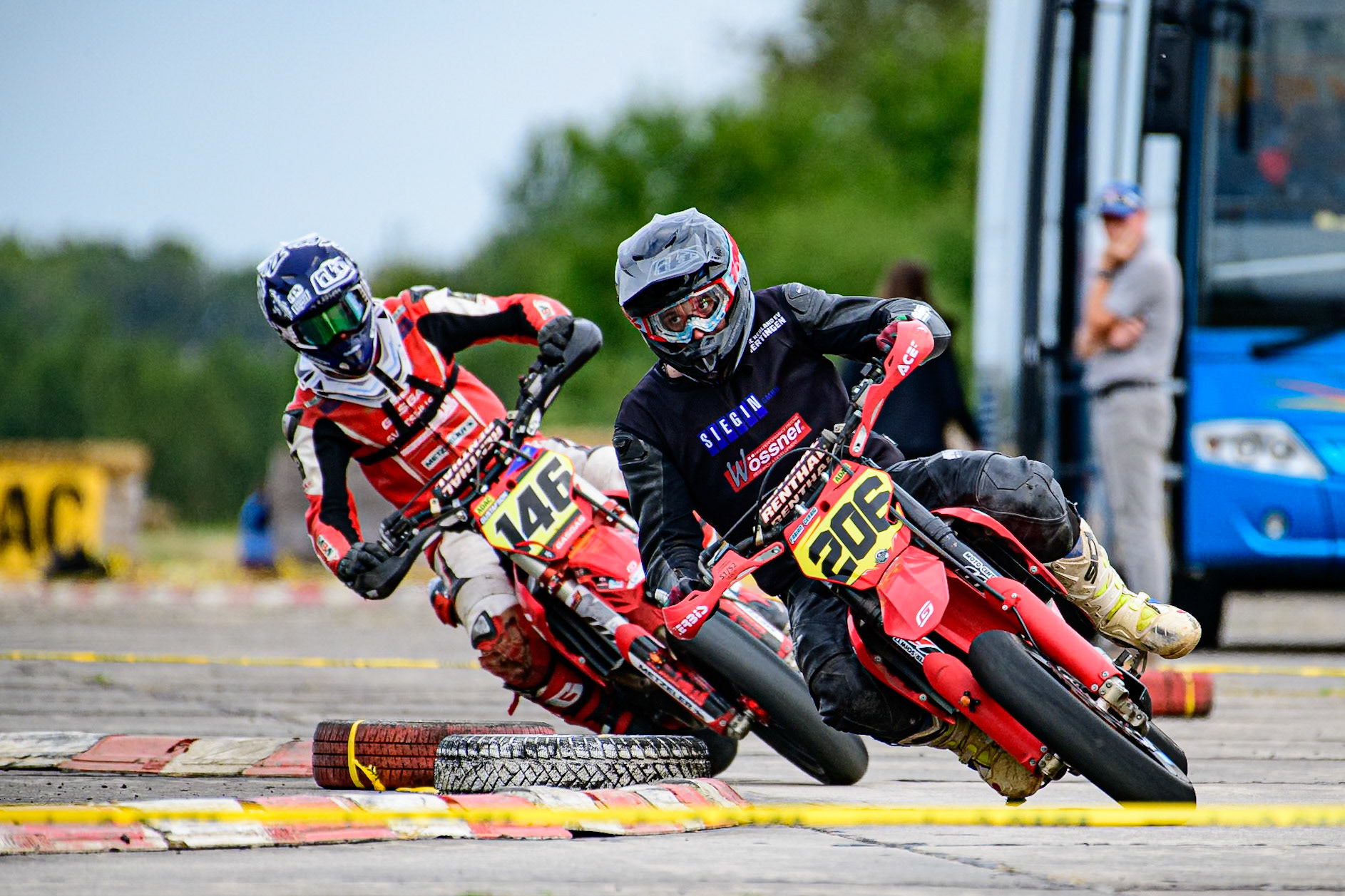 Auf dem 1500 m langen und schnellsten Kurs in Deutschland werden über 200 Teilnehmer erwartet. Bei den Rennen werden die Sieger in der Meisterschaft S1 und die DMSB Super Moto Meisterschaft S2 sowie dem DMSB SuperMoto Pokal S3 und der SuperMoto Trophy S4 Nord/Süd ermittelt.Pascal Heinrich in der Klasse S5 mit der Startnummer #206 aus Moers (DEU),