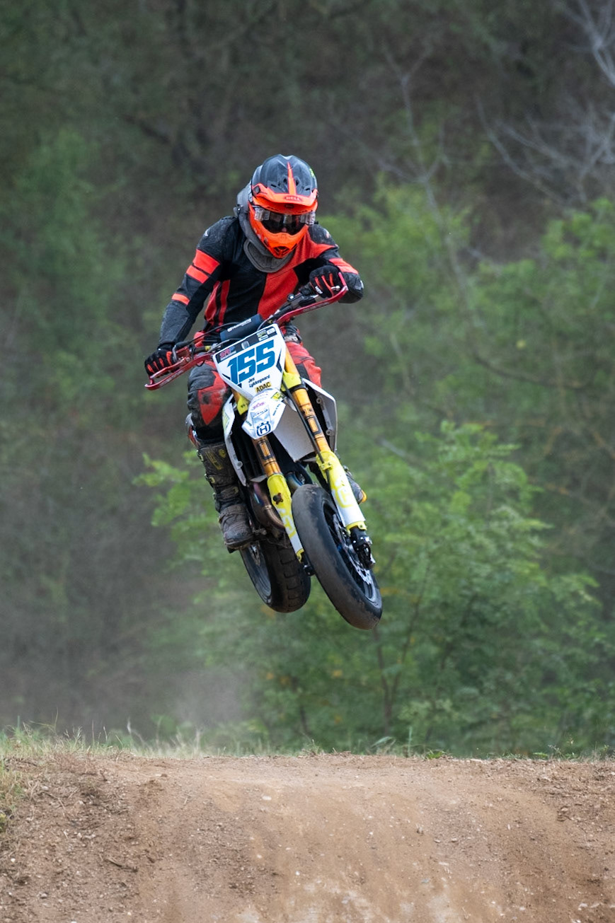 Auf dem 1500 m langen und schnellsten Kurs in Deutschland werden über 200 Teilnehmer erwartet. Bei den Rennen werden die Sieger in der Meisterschaft S1 und die DMSB Super Moto Meisterschaft S2 sowie dem DMSB SuperMoto Pokal S3 und der SuperMoto Trophy S4 Nord/Süd ermittelt.Jes Fini Lykkegaard in der Klasse S4 mit der Startnummer #155 aus Broenderslev (DNK)