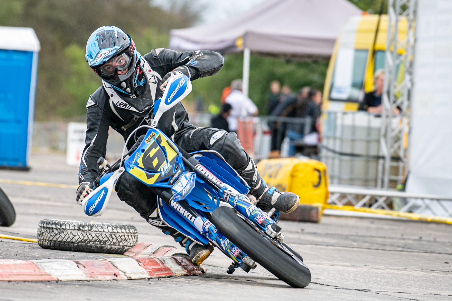 Auf dem 1500 m langen und schnellsten Kurs in Deutschland werden über 200 Teilnehmer erwartet. Bei den Rennen werden die Sieger in der Meisterschaft S1 und die DMSB Super Moto Meisterschaft S2 sowie dem DMSB SuperMoto Pokal S3 und der SuperMoto Trophy S4 Nord/Süd ermittelt.Peter Dick in der Klasse S5 mit der Startnummer #6 aus Herzebrock-Clarholz (DEU)