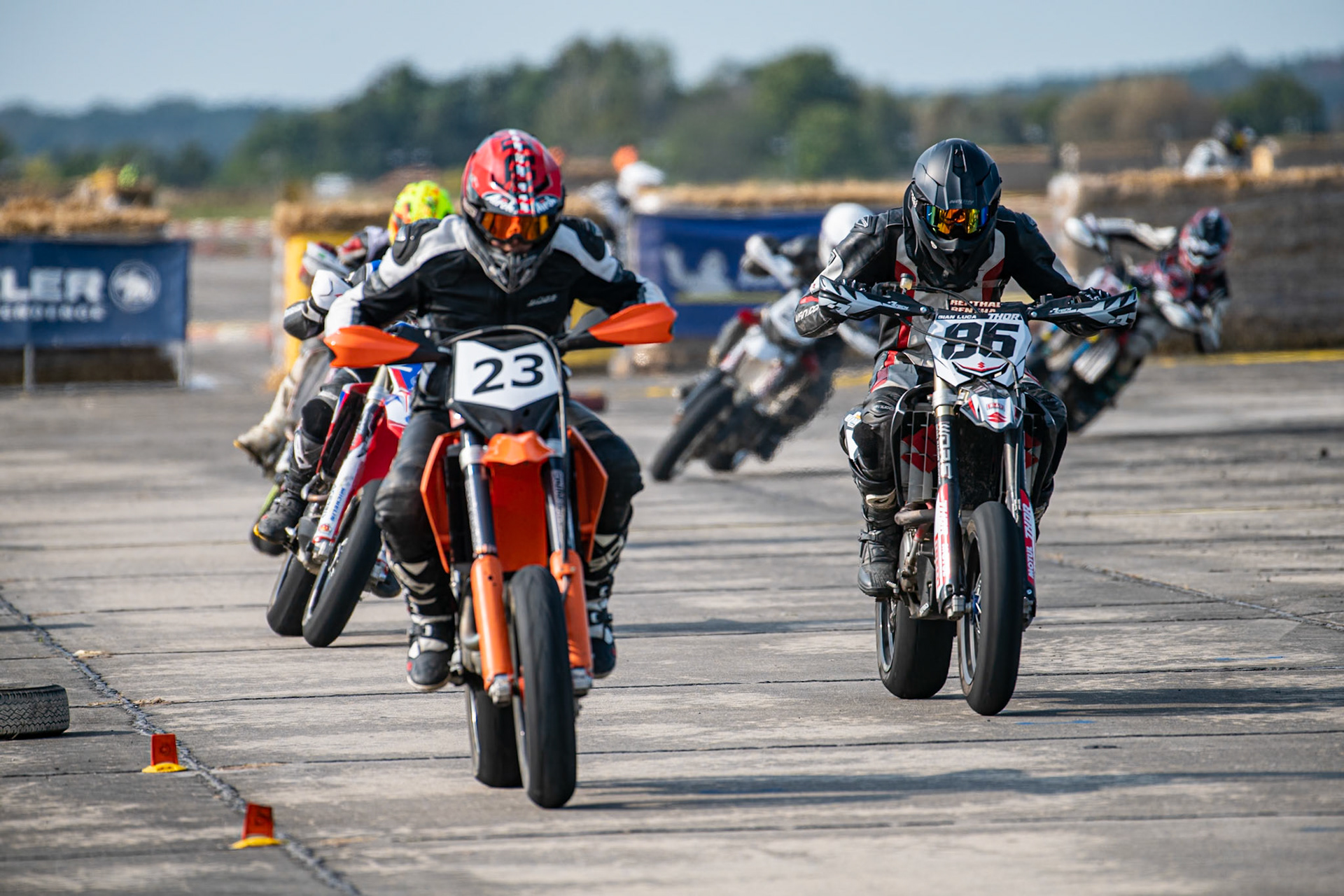 Auf dem 1500 m langen und schnellsten Kurs in Deutschland werden über 200 Teilnehmer erwartet. Bei den Rennen werden die Sieger in der Meisterschaft S1 und die DMSB Super Moto Meisterschaft S2 sowie dem DMSB SuperMoto Pokal S3 und der SuperMoto Trophy S4 Nord/Süd ermittelt.Tobias Bramlage in der Klasse S5 mit der Startnummer #23 aus Goldenstedt (DEU), Gian Luca Niehaus in der Klasse S5 mit der Startnummer #86 aus Gütersloh (DEU)