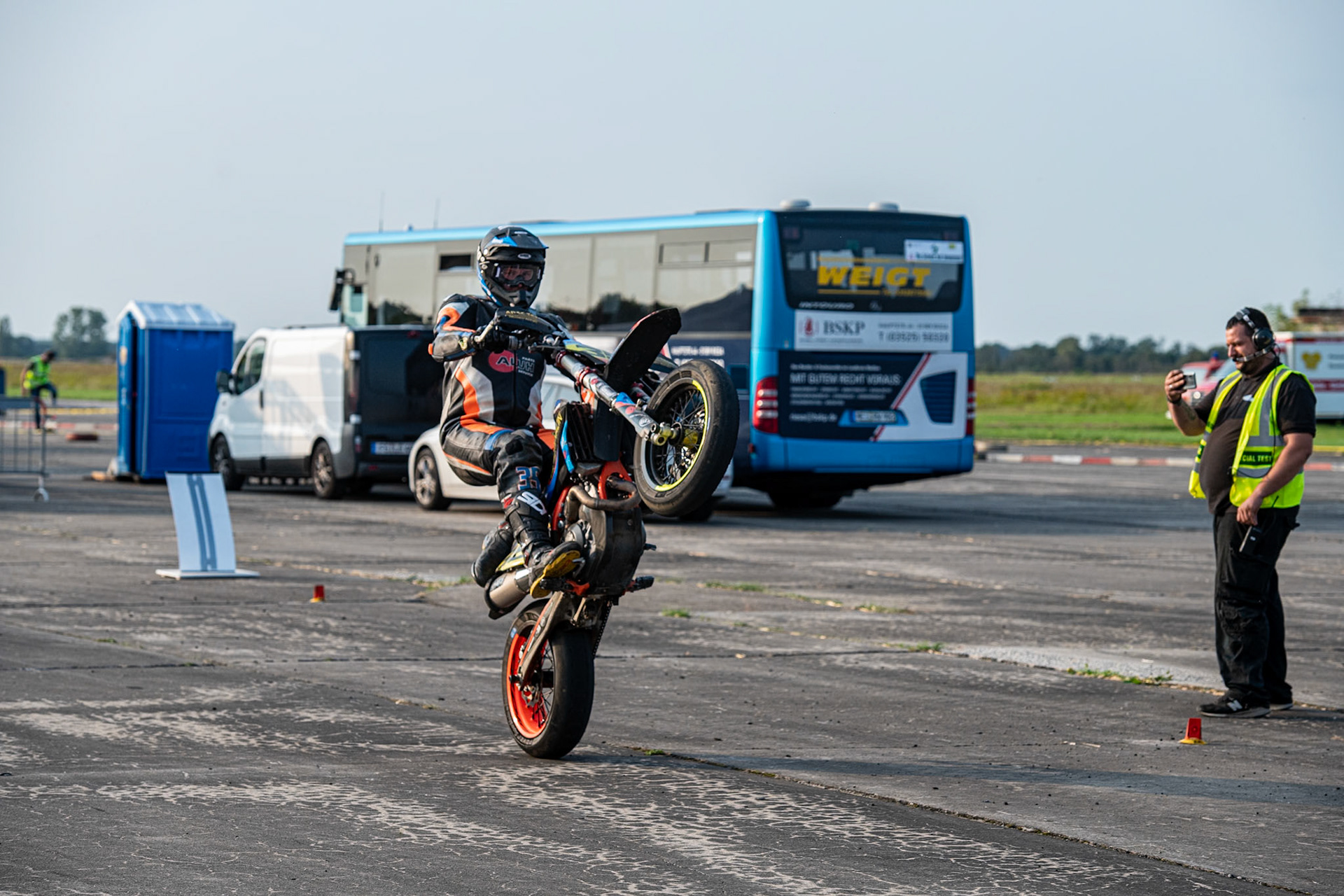Auf dem 1500 m langen und schnellsten Kurs in Deutschland werden über 200 Teilnehmer erwartet. Bei den Rennen werden die Sieger in der Meisterschaft S1 und die DMSB Super Moto Meisterschaft S2 sowie dem DMSB SuperMoto Pokal S3 und der SuperMoto Trophy S4 Nord/Süd ermittelt.Hendrik Fröhlich in der Klasse S1 mit der Startnummer #35 aus Herzberg (DEU)
