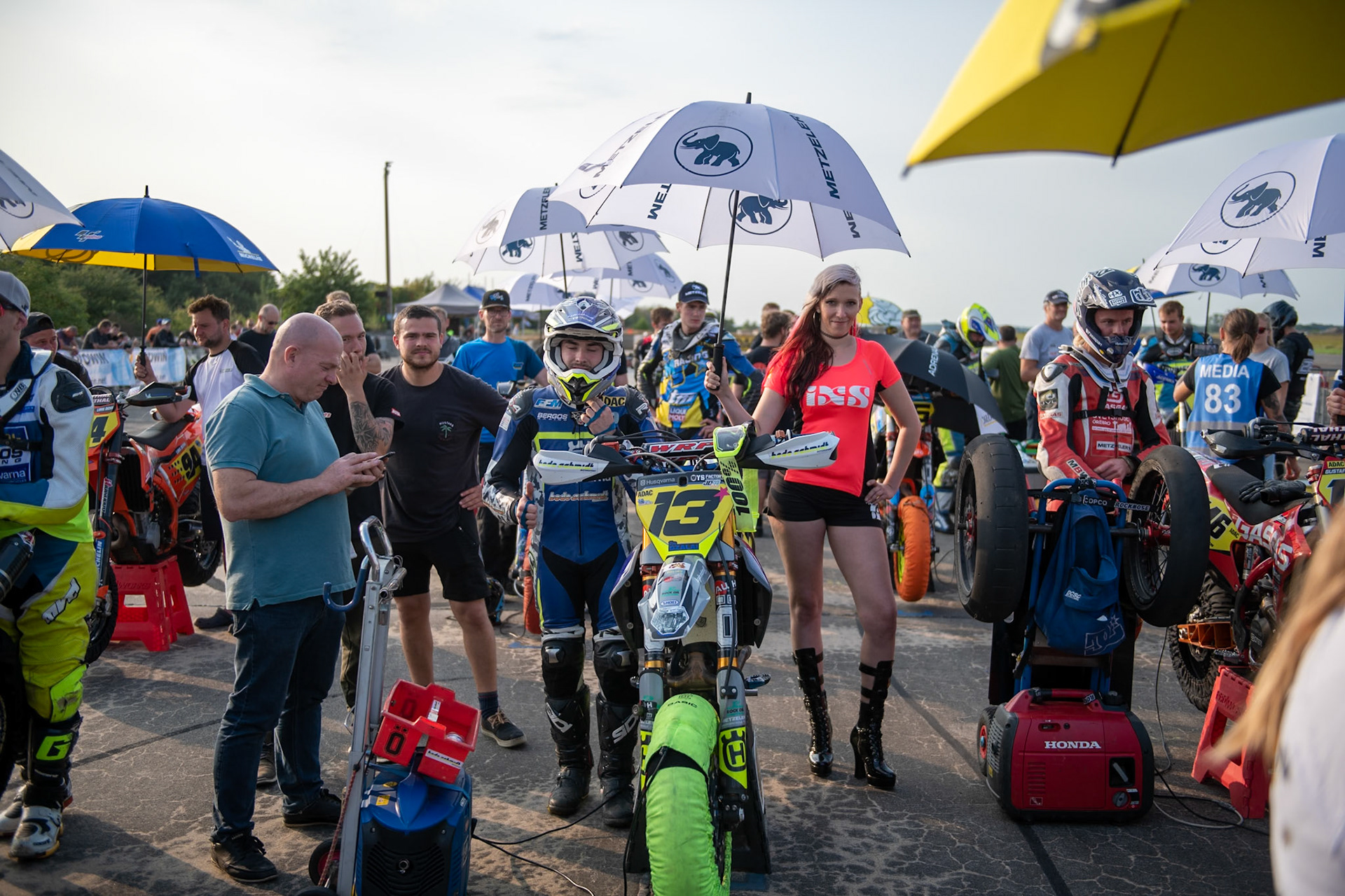 Auf dem 1500 m langen und schnellsten Kurs in Deutschland werden über 200 Teilnehmer erwartet. Bei den Rennen werden die Sieger in der Meisterschaft S1 und die DMSB Super Moto Meisterschaft S2 sowie dem DMSB SuperMoto Pokal S3 und der SuperMoto Trophy S4 Nord/Süd ermittelt.Marie-Louise Staab in der Klasse S4 mit der Startnummer #13 aus Groß-Zimmern (DEU)