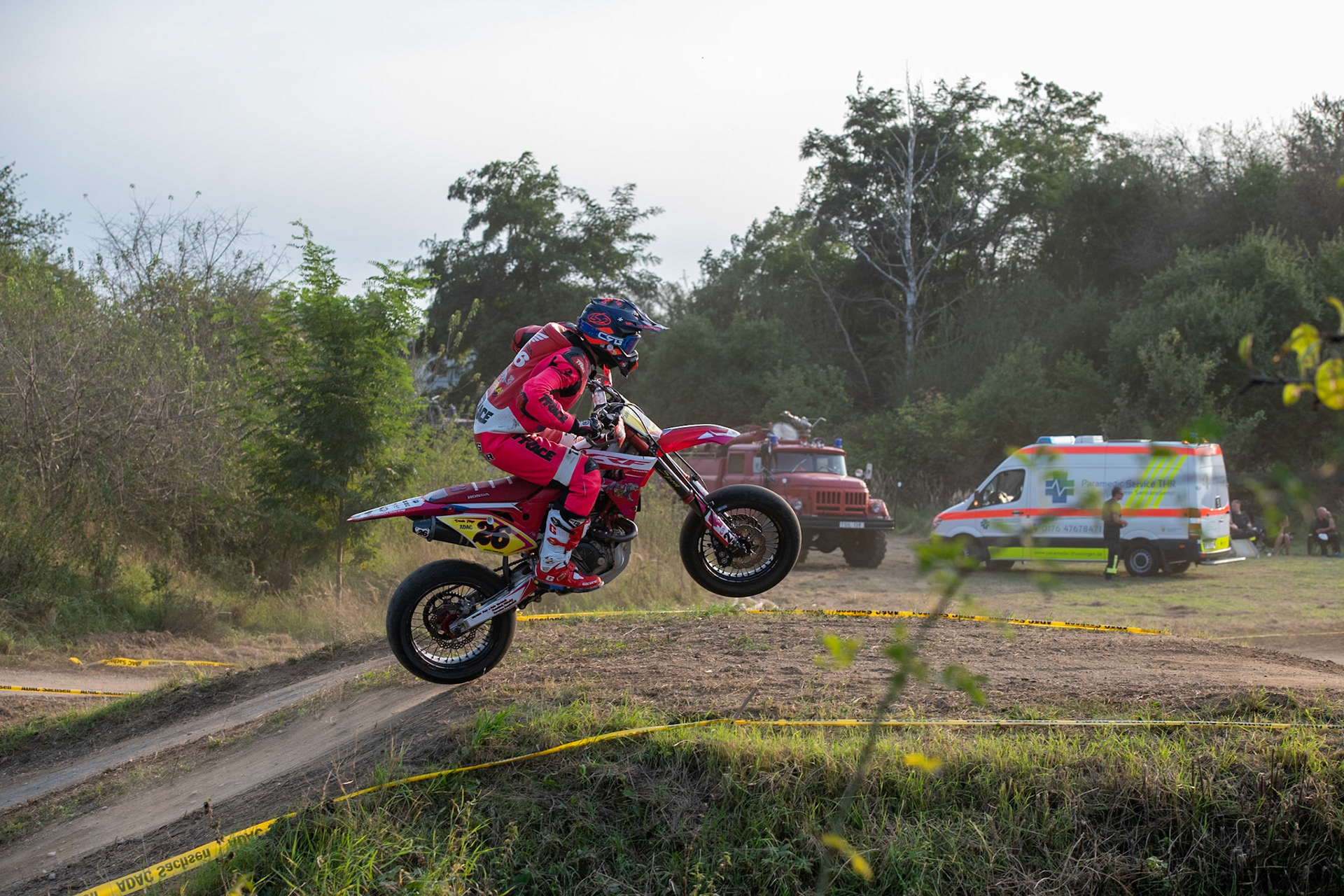 Auf dem 1500 m langen und schnellsten Kurs in Deutschland werden über 200 Teilnehmer erwartet. Bei den Rennen werden die Sieger in der Meisterschaft S1 und die DMSB Super Moto Meisterschaft S2 sowie dem DMSB SuperMoto Pokal S3 und der SuperMoto Trophy S4 Nord/Süd ermittelt.Raphael Michels in der Klasse S4 mit der Startnummer #26 aus Volkmarsen (DEU)