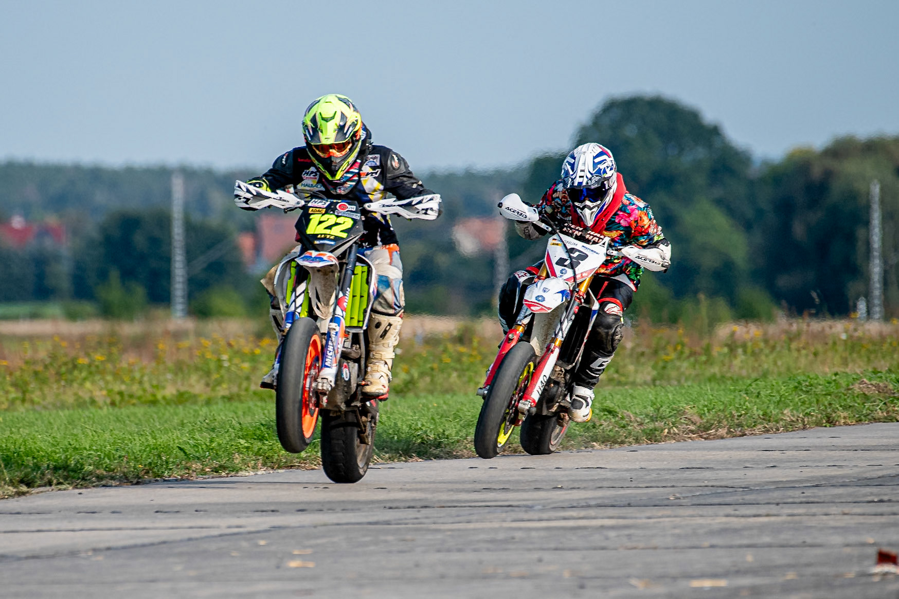 Auf dem 1500 m langen und schnellsten Kurs in Deutschland werden über 200 Teilnehmer erwartet. Bei den Rennen werden die Sieger in der Meisterschaft S1 und die DMSB Super Moto Meisterschaft S2 sowie dem DMSB SuperMoto Pokal S3 und der SuperMoto Trophy S4 Nord/Süd ermittelt.Lutz Hölig in der Klasse Ü40 mit der Startnummer #122 aus Lauter-Bernsbach (DEU), Magnus Hoyer in der Klasse Ü40 mit der Startnummer #3 aus Markelsheim (DEU)
