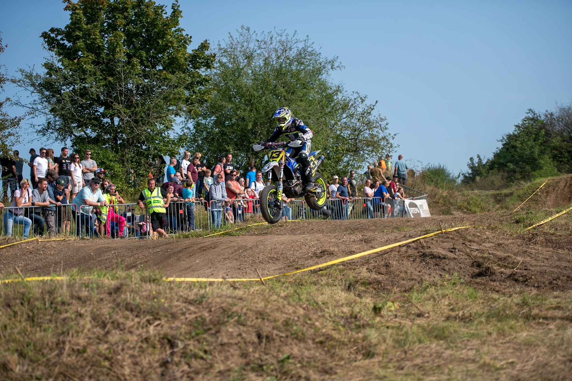 Auf dem 1500 m langen und schnellsten Kurs in Deutschland werden über 200 Teilnehmer erwartet. Bei den Rennen werden die Sieger in der Meisterschaft S1 und die DMSB Super Moto Meisterschaft S2 sowie dem DMSB SuperMoto Pokal S3 und der SuperMoto Trophy S4 Nord/Süd ermittelt.Marie-Louise Staab in der Klasse S4 mit der Startnummer #13 aus Groß-Zimmern (DEU)