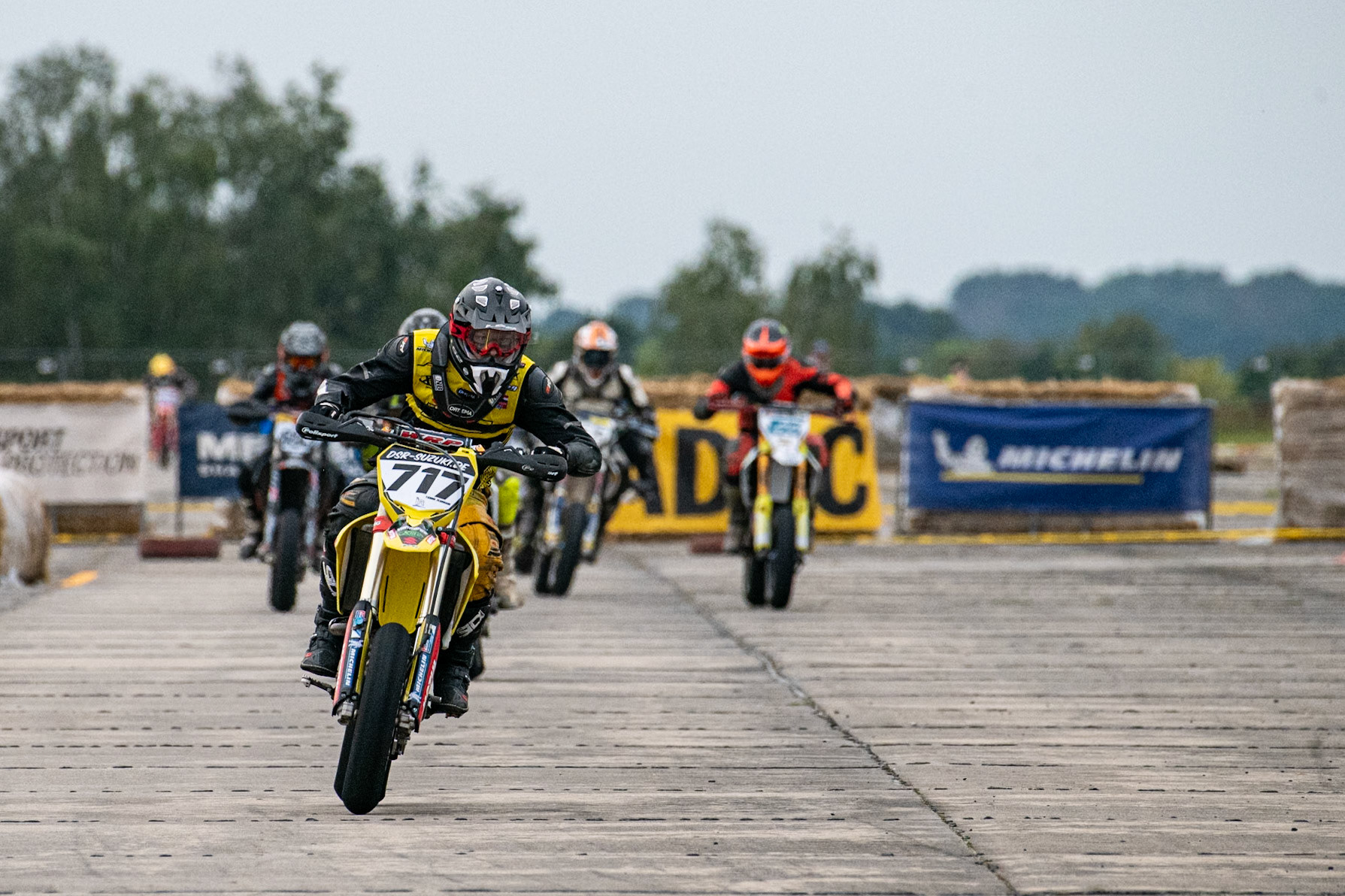 Auf dem 1500 m langen und schnellsten Kurs in Deutschland werden über 200 Teilnehmer erwartet. Bei den Rennen werden die Sieger in der Meisterschaft S1 und die DMSB Super Moto Meisterschaft S2 sowie dem DMSB SuperMoto Pokal S3 und der SuperMoto Trophy S4 Nord/Süd ermittelt.Yannik Plogmann in der Klasse S4 mit der Startnummer #717 aus Georgsmarienhütte (DEU)