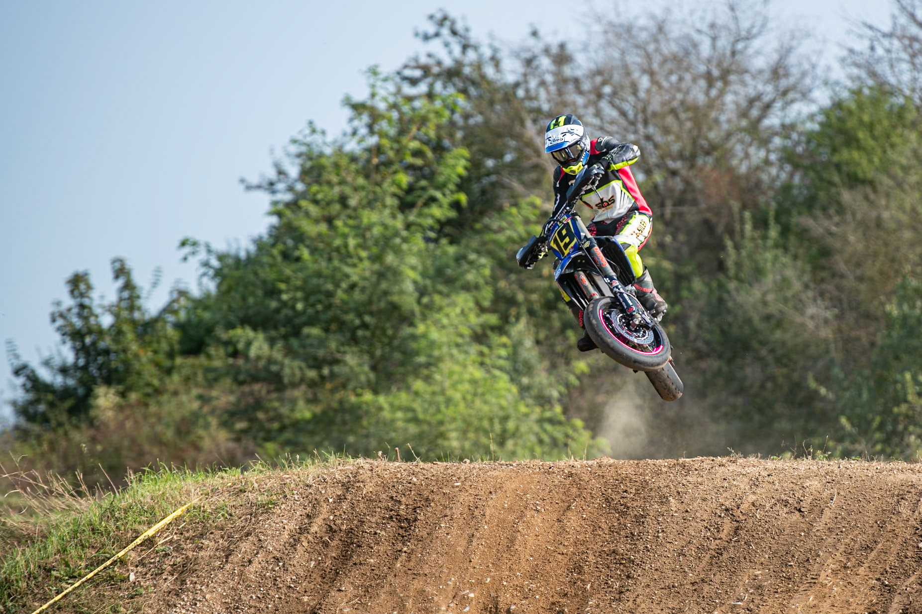 Auf dem 1500 m langen und schnellsten Kurs in Deutschland werden über 200 Teilnehmer erwartet. Bei den Rennen werden die Sieger in der Meisterschaft S1 und die DMSB Super Moto Meisterschaft S2 sowie dem DMSB SuperMoto Pokal S3 und der SuperMoto Trophy S4 Nord/Süd ermittelt.Lucas Löffler in der Klasse S3 mit der Startnummer #19 aus Haigerloch (DEU)