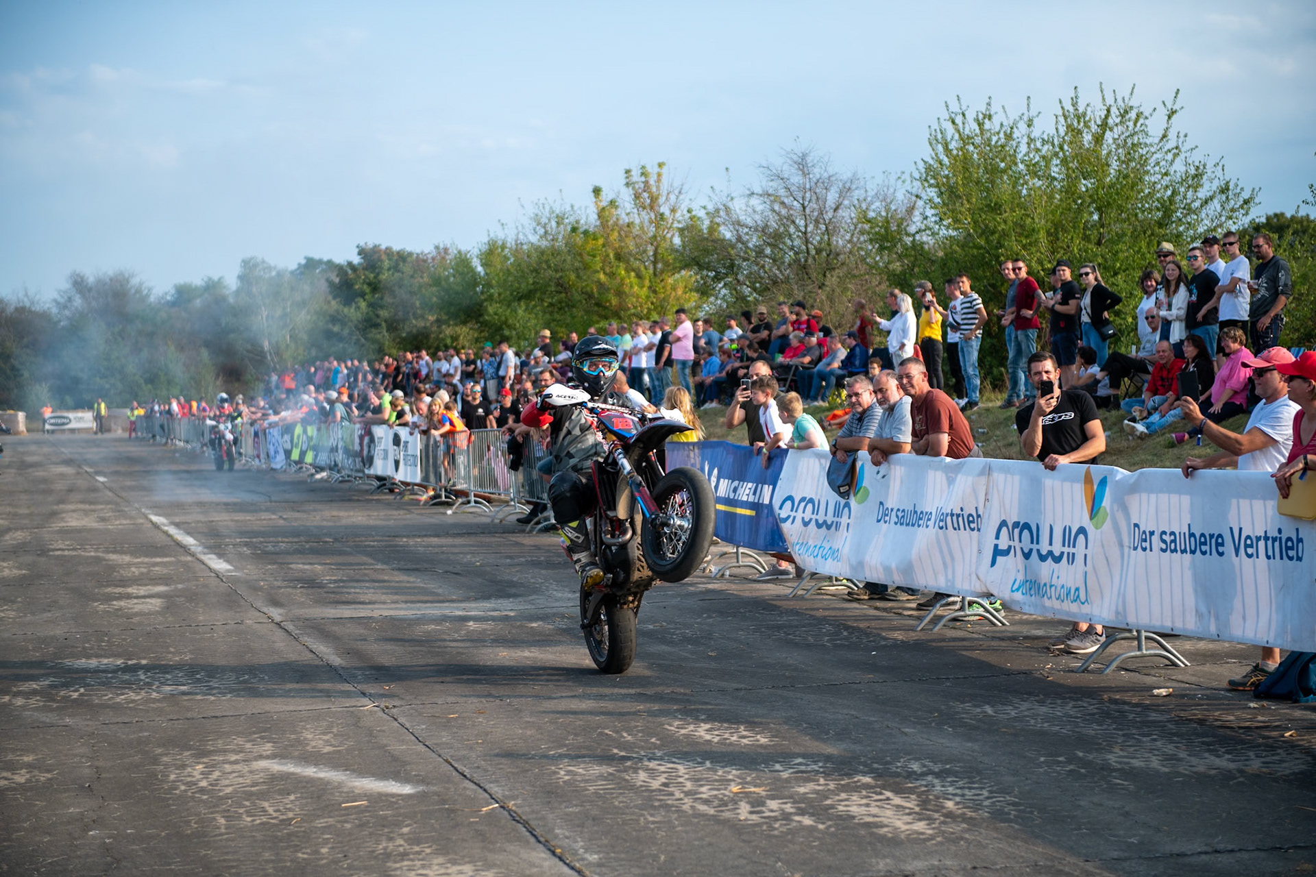 Auf dem 1500 m langen und schnellsten Kurs in Deutschland werden über 200 Teilnehmer erwartet. Bei den Rennen werden die Sieger in der Meisterschaft S1 und die DMSB Super Moto Meisterschaft S2 sowie dem DMSB SuperMoto Pokal S3 und der SuperMoto Trophy S4 Nord/Süd ermittelt.Manuel Simon in der Klasse Ü40 mit der Startnummer #12 aus Gersfeld (DEU)
