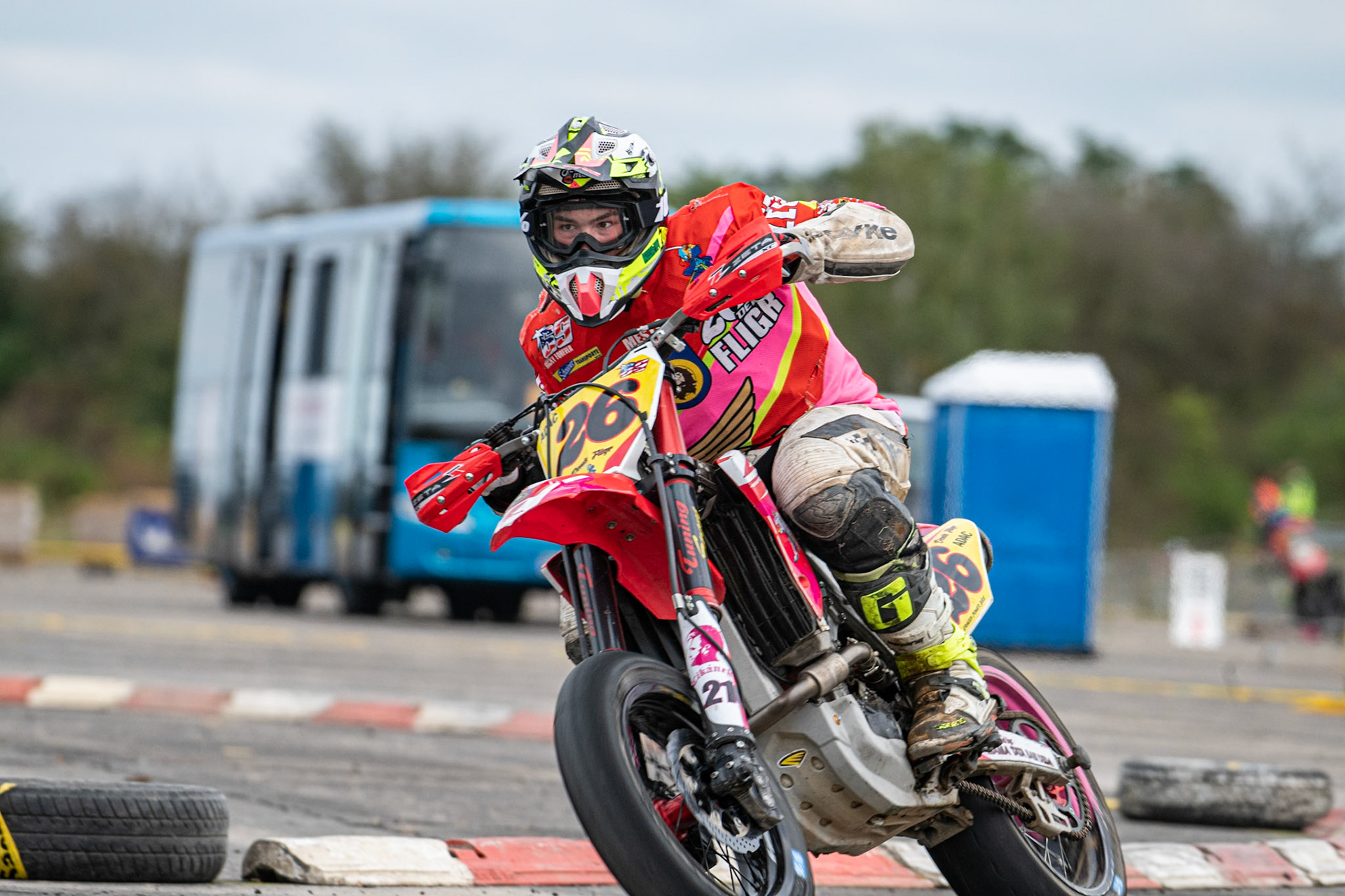 Auf dem 1500 m langen und schnellsten Kurs in Deutschland werden über 200 Teilnehmer erwartet. Bei den Rennen werden die Sieger in der Meisterschaft S1 und die DMSB Super Moto Meisterschaft S2 sowie dem DMSB SuperMoto Pokal S3 und der SuperMoto Trophy S4 Nord/Süd ermittelt.Raphael Michels in der Klasse S4 mit der Startnummer #26 aus Volkmarsen (DEU)