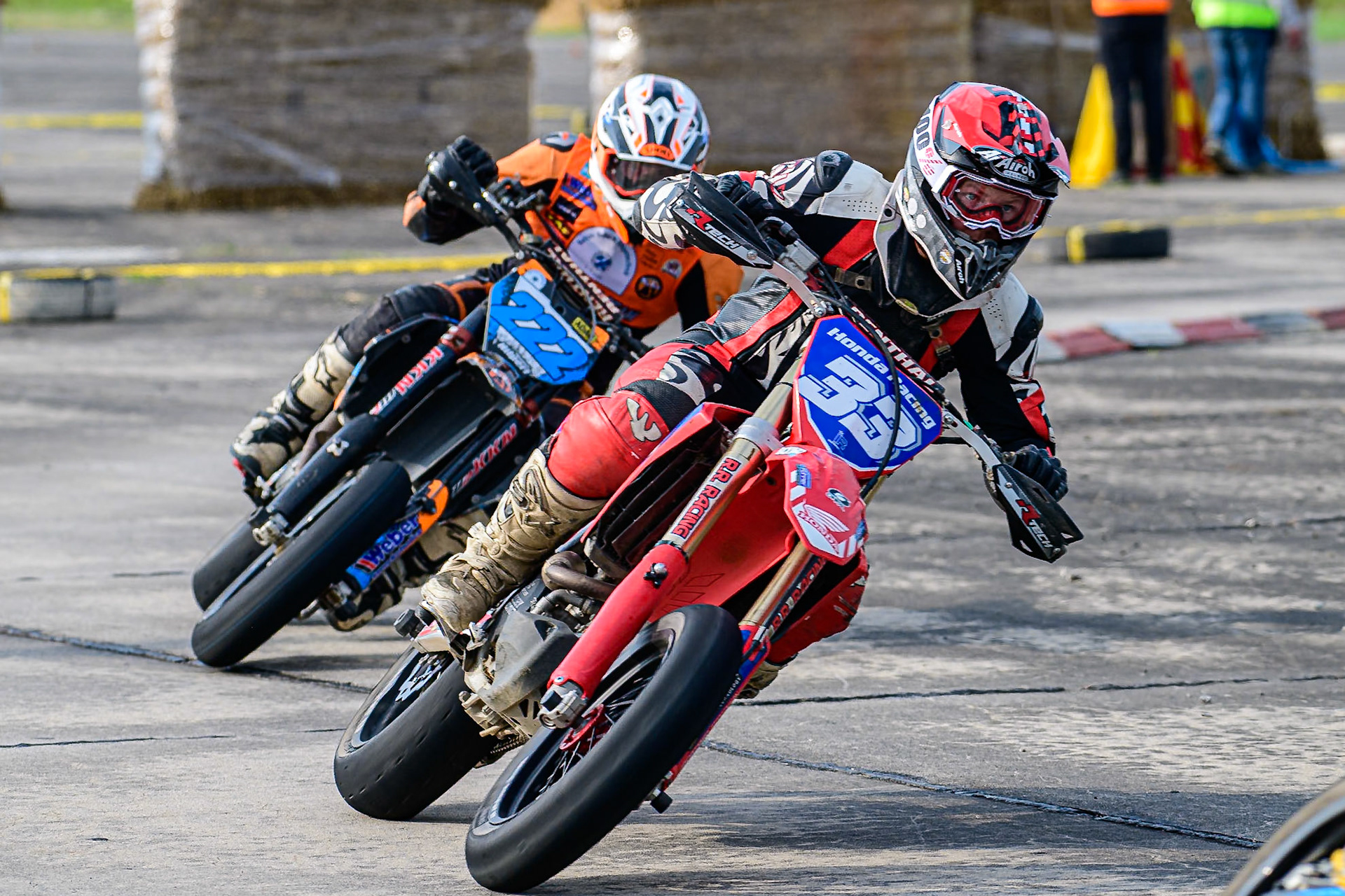 Auf dem 1500 m langen und schnellsten Kurs in Deutschland werden über 200 Teilnehmer erwartet. Bei den Rennen werden die Sieger in der Meisterschaft S1 und die DMSB Super Moto Meisterschaft S2 sowie dem DMSB SuperMoto Pokal S3 und der SuperMoto Trophy S4 Nord/Süd ermittelt.Guido Emmelmann in der Klasse S5 mit der Startnummer #33 aus Walzbachtal (DEU), Leon Freund in der Klasse R mit der Startnummer #222 aus Jossgrund (DEU)