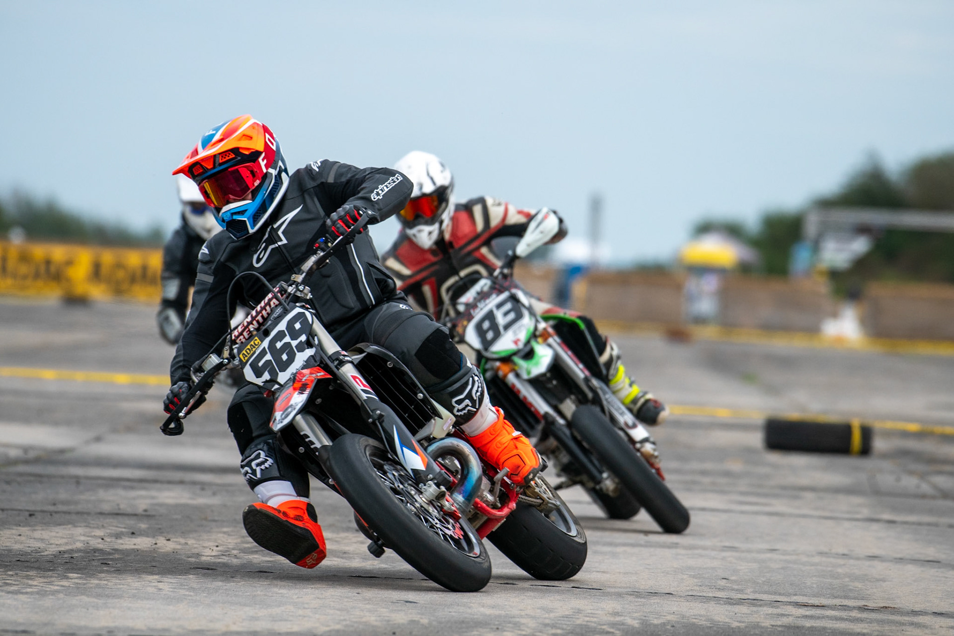 Auf dem 1500 m langen und schnellsten Kurs in Deutschland werden über 200 Teilnehmer erwartet. Bei den Rennen werden die Sieger in der Meisterschaft S1 und die DMSB Super Moto Meisterschaft S2 sowie dem DMSB SuperMoto Pokal S3 und der SuperMoto Trophy S4 Nord/Süd ermittelt.Marcel Biermann in der Klasse S3 mit der Startnummer #569 aus Haselbachtal (DEU), Martin Fiedler in der Klasse S5 mit der Startnummer #83 aus Lauterbach (DEU)