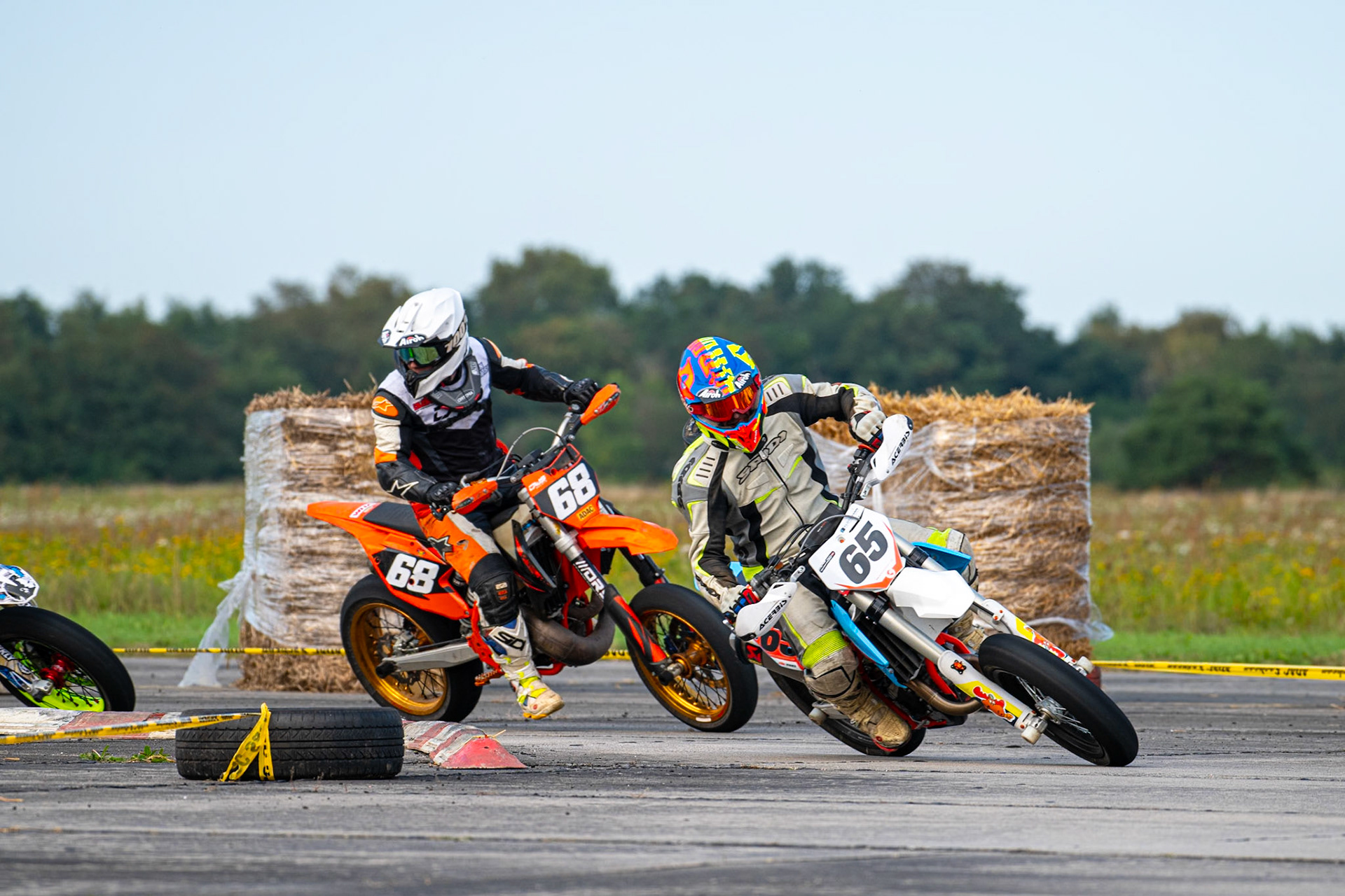 Auf dem 1500 m langen und schnellsten Kurs in Deutschland werden über 200 Teilnehmer erwartet. Bei den Rennen werden die Sieger in der Meisterschaft S1 und die DMSB Super Moto Meisterschaft S2 sowie dem DMSB SuperMoto Pokal S3 und der SuperMoto Trophy S4 Nord/Süd ermittelt.Rüdiger Putz in der Klasse Ü40 mit der Startnummer #65 aus Hösbach (DEU), Matthias Seidler in der Klasse Ü40 mit der Startnummer #68 aus Braunschweig (DEU)