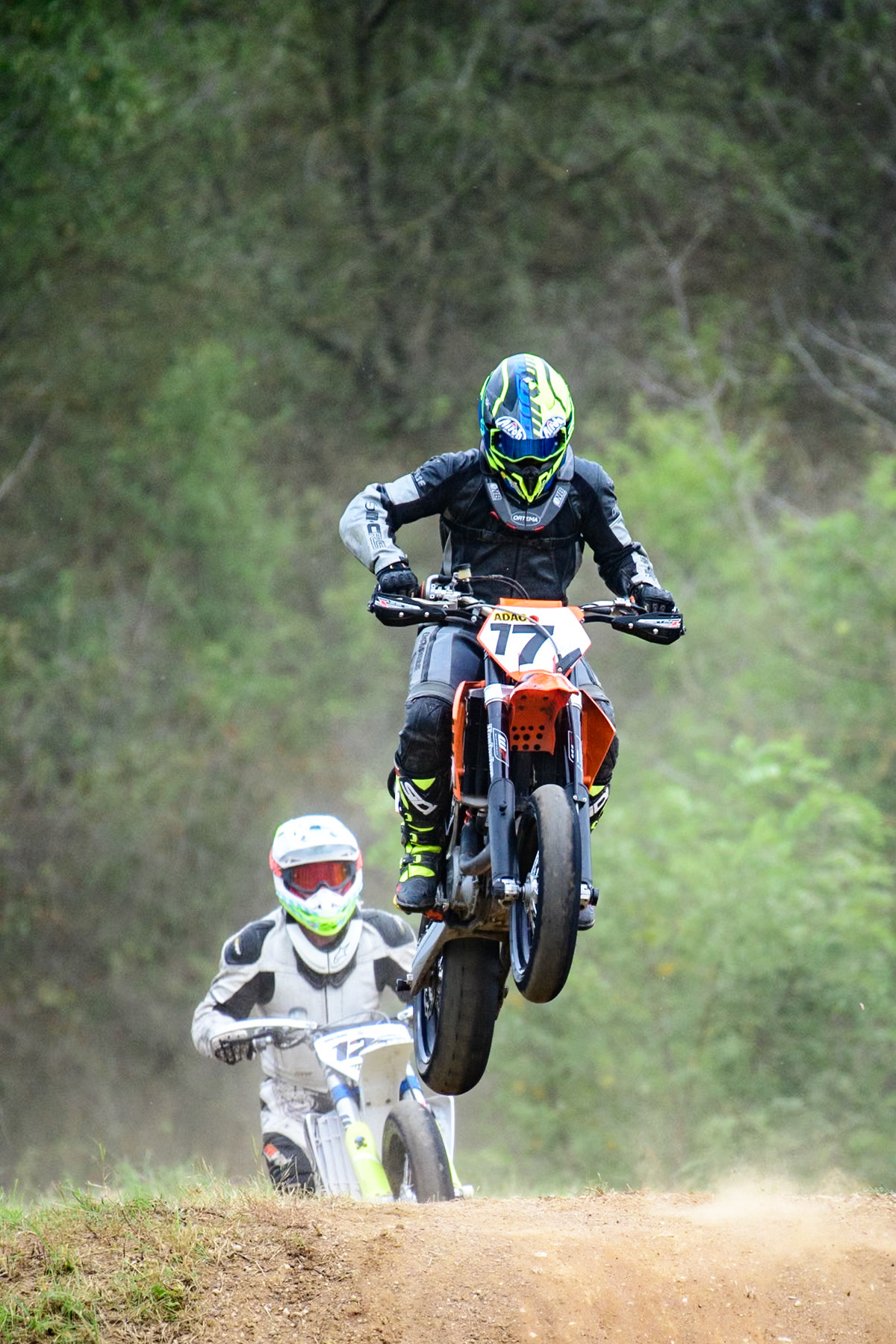 Auf dem 1500 m langen und schnellsten Kurs in Deutschland werden über 200 Teilnehmer erwartet. Bei den Rennen werden die Sieger in der Meisterschaft S1 und die DMSB Super Moto Meisterschaft S2 sowie dem DMSB SuperMoto Pokal S3 und der SuperMoto Trophy S4 Nord/Süd ermittelt.Yannic Closen in der Klasse S1 mit der Startnummer #17 aus Nalbach (DEU)